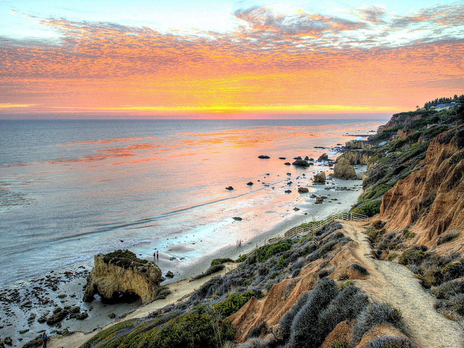 Laimpresionante Vista De La Playa En Malibú, California. Fondo de pantalla
