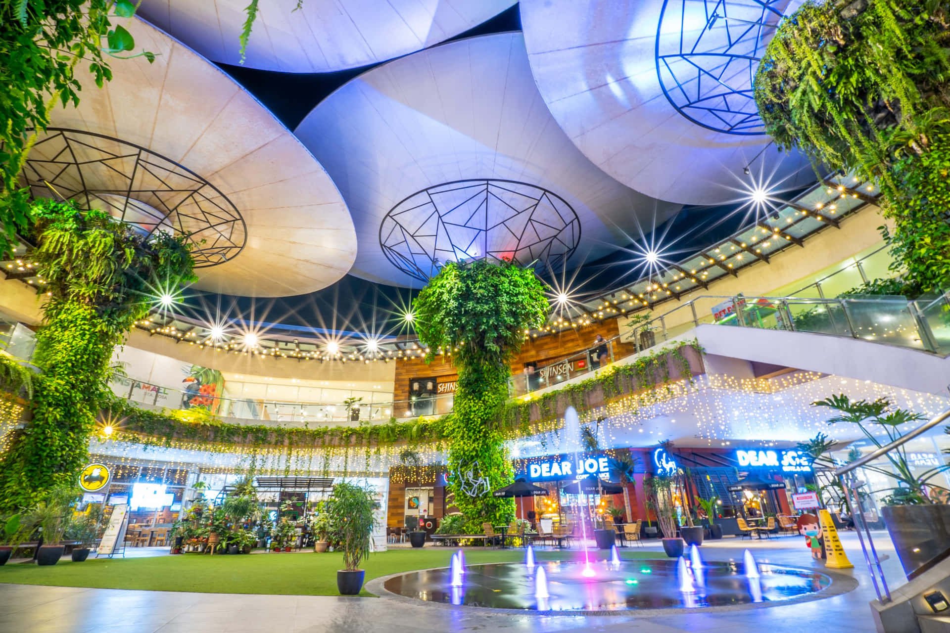 Bustling Shopping Mall with a Welcoming Ambiance