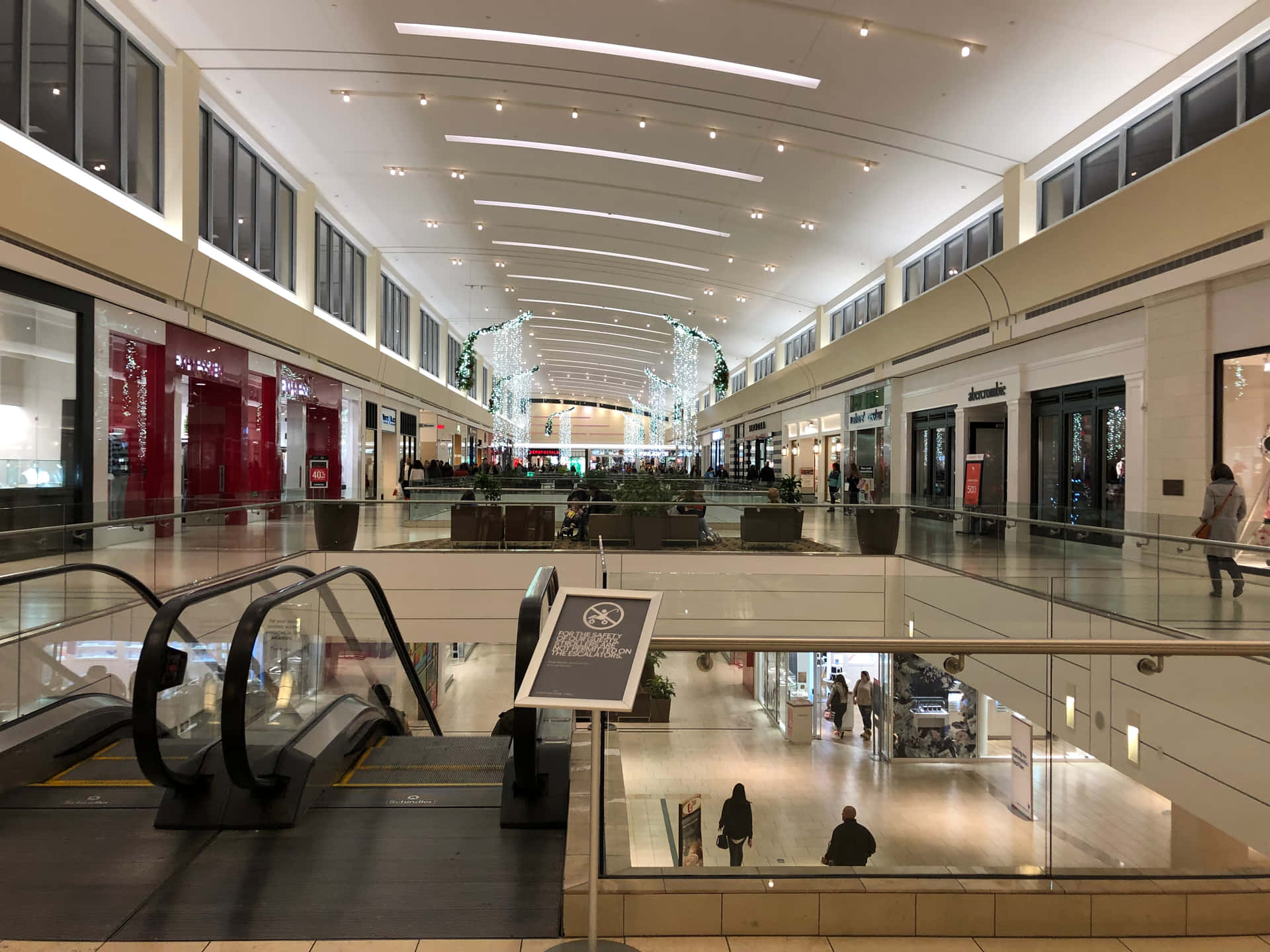 Bustling Shopping Mall with Delightful Ambience
