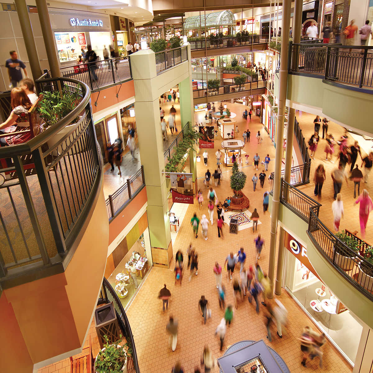 Unosfondo Con Un Centro Commerciale Pieno Di Persone