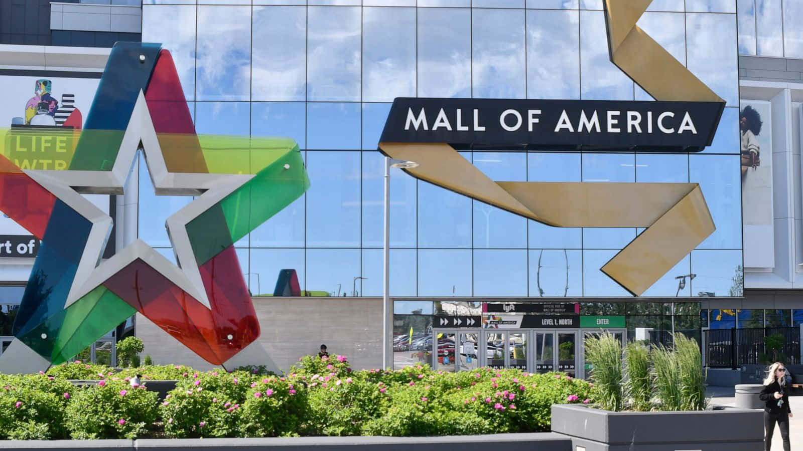 Mall Of America - A Large Building With A Star