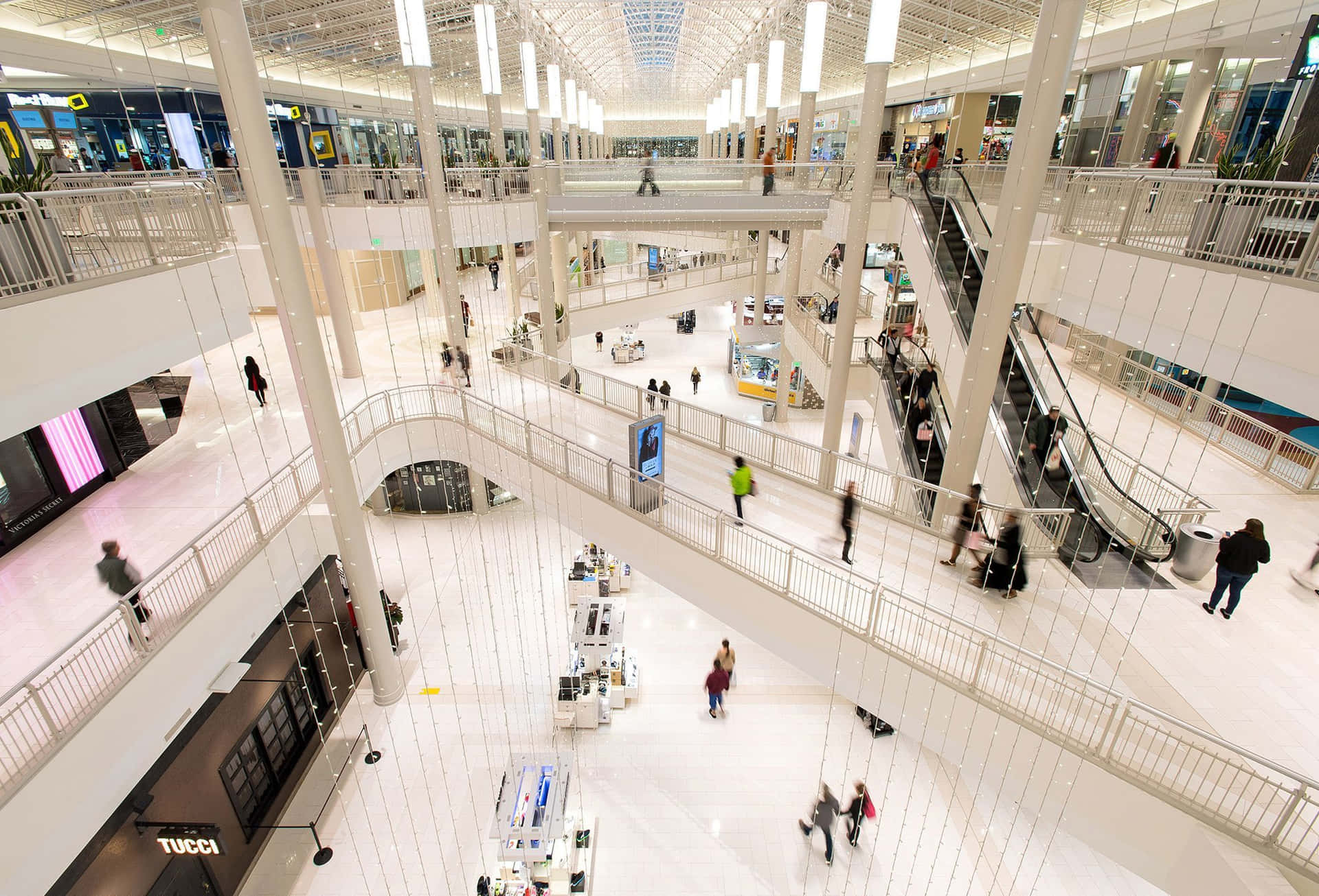 Ungrande Centro Commerciale Con Persone Che Camminano Attorno