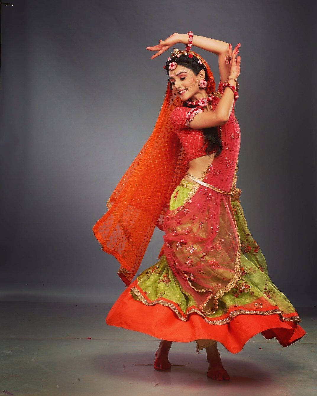Mallika Singh Vestito Rosso Che Balla Sfondo