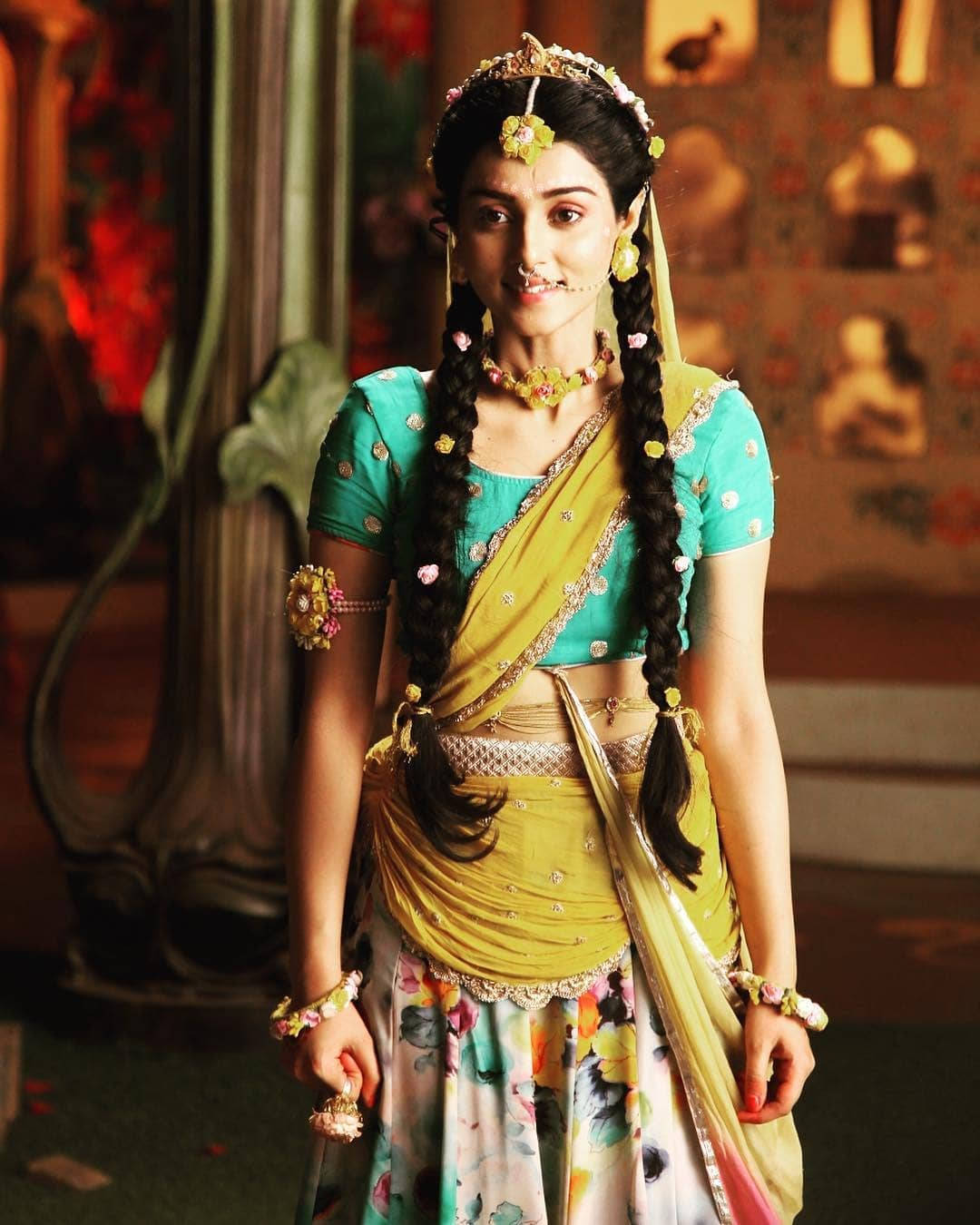 Mallikasingh Lächelnd In Indischer Kleidung Wallpaper