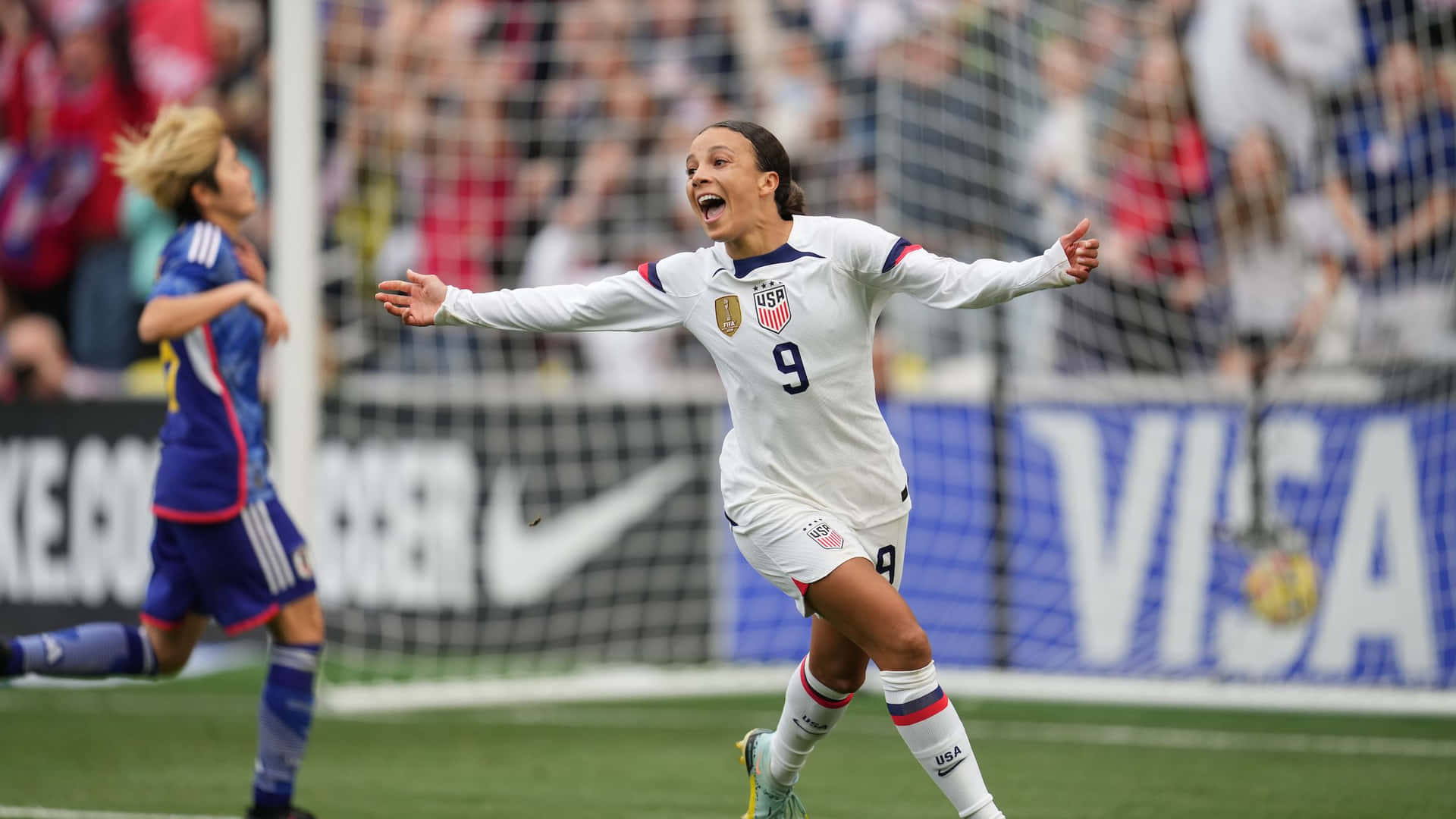 Mallory Swanson Célébrant Un But Lors D'un Match De Football Fond d'écran