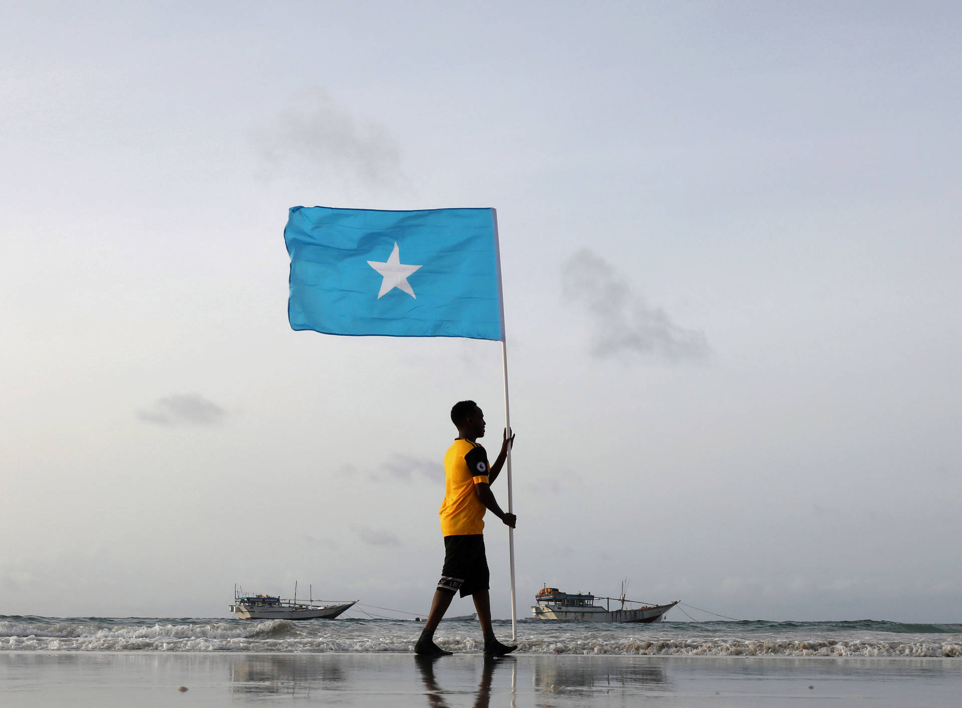 Mannträgt Somalias Flagge. Wallpaper