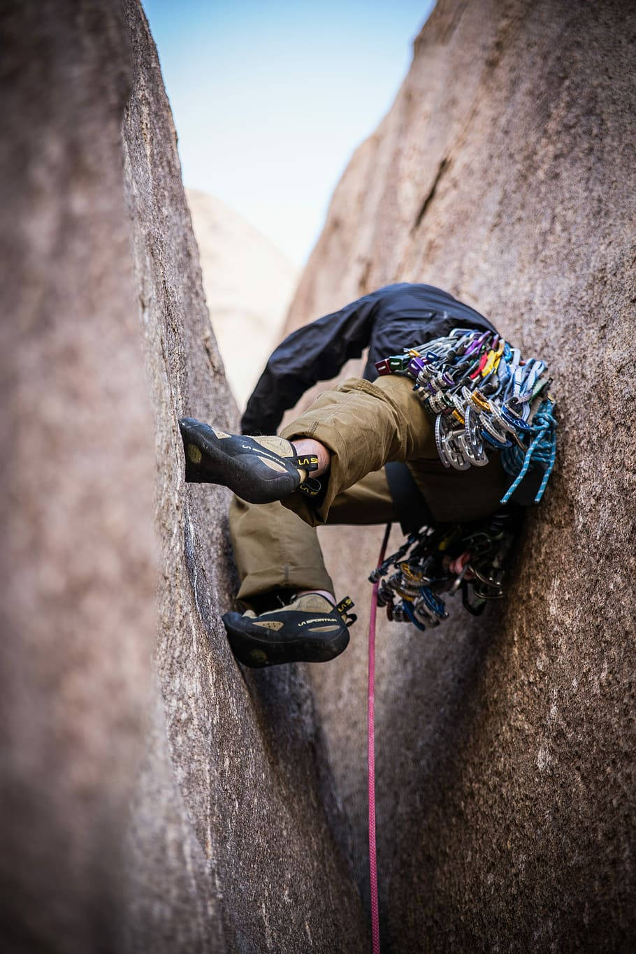 En mand klatring smal klippevæg Wallpaper