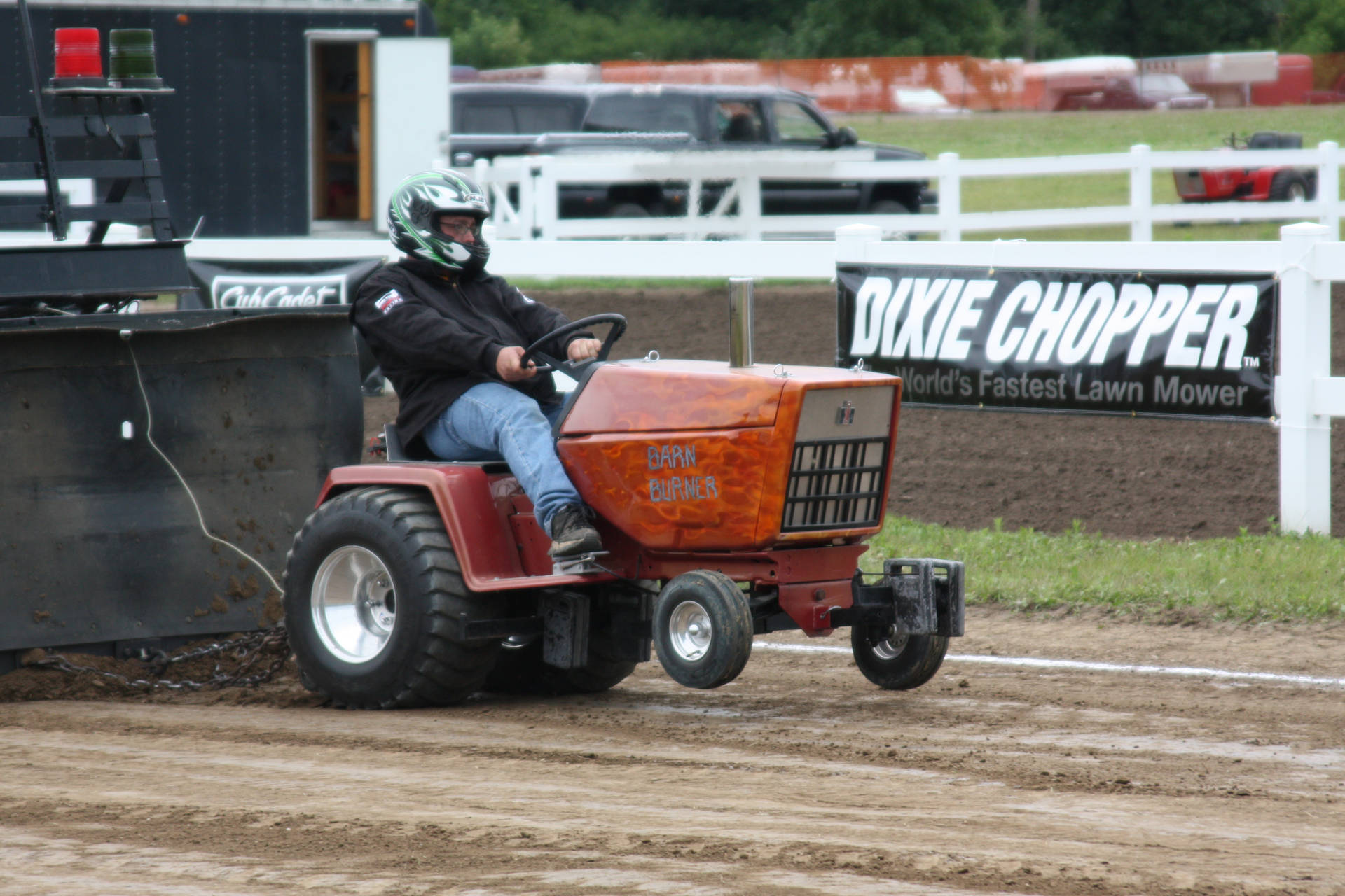 En mand kører mørke-orange træk traktor Wallpaper