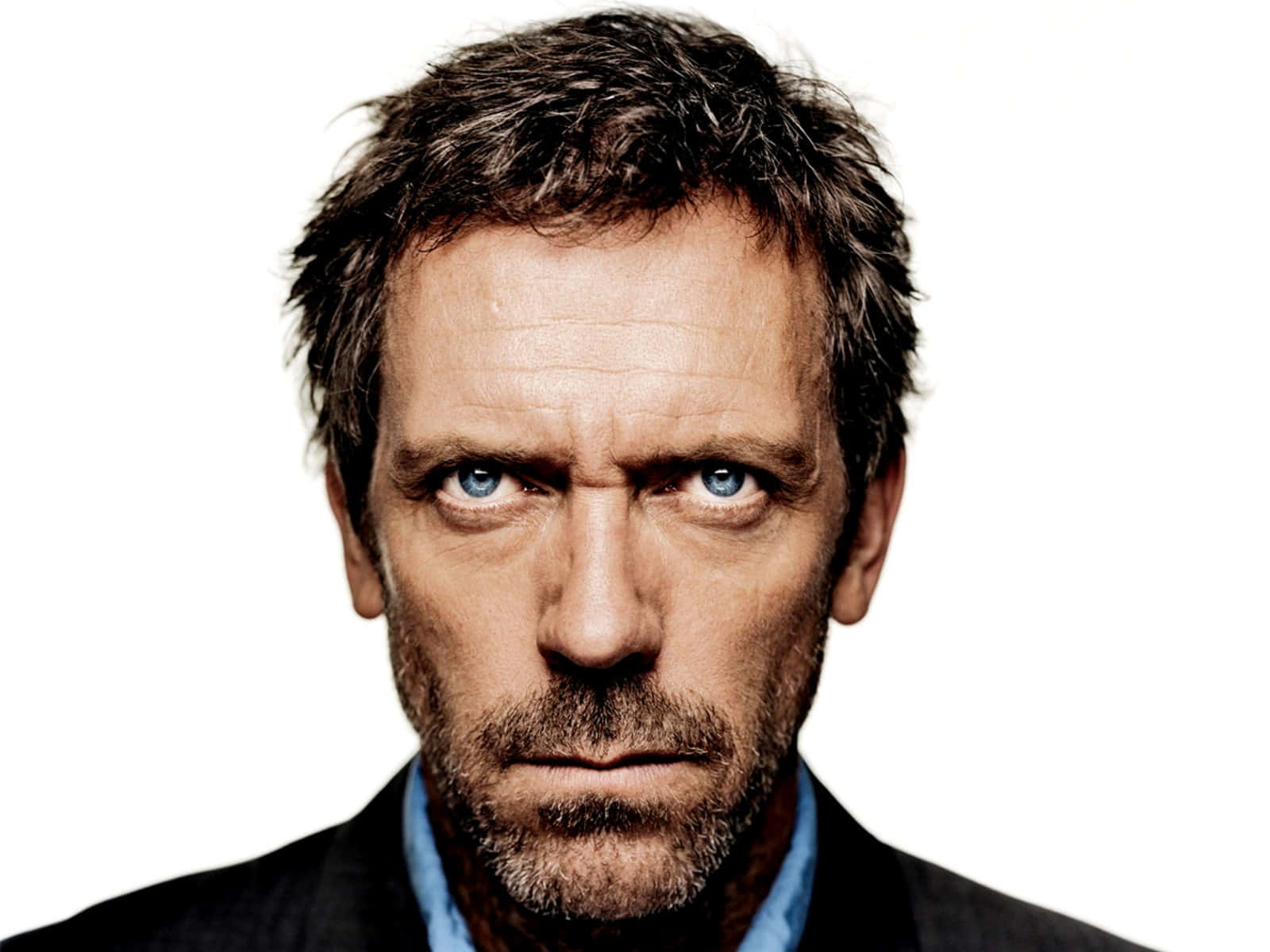 En mand ansigt skuespiller Hugh Laurie på noget gul wallpaper. Wallpaper