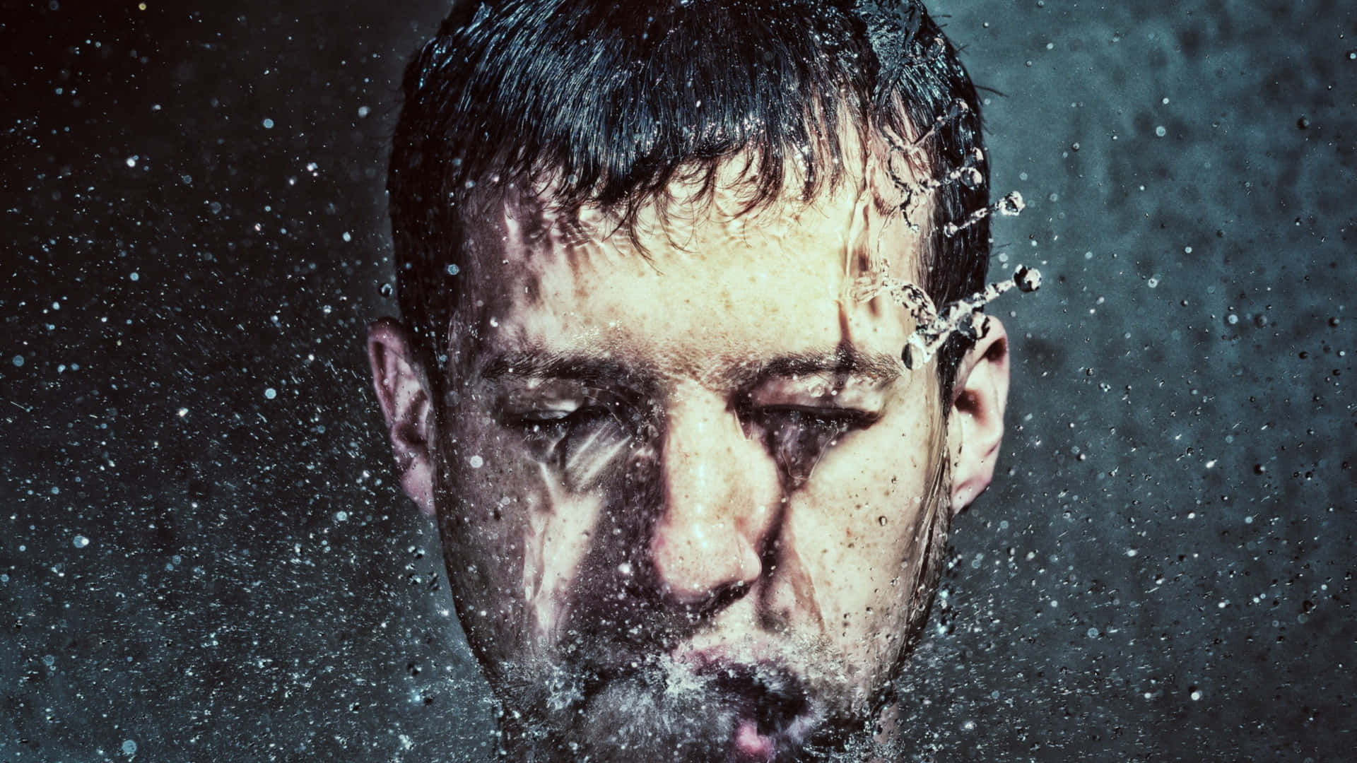 Mann,dessen Gesicht Von Wasser Bespritzt Wird. Wallpaper