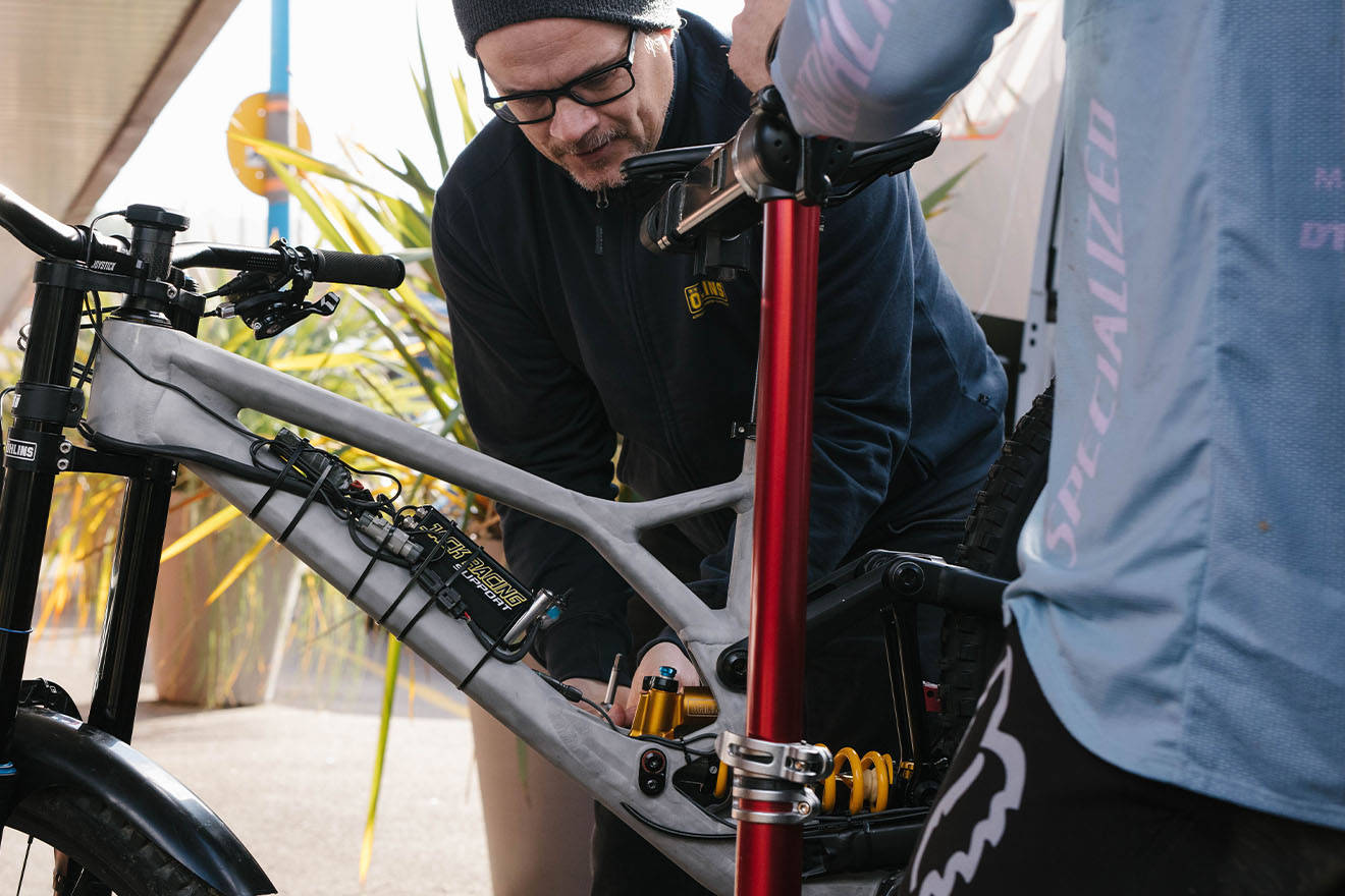 Hombrearreglando Una Bicicleta Specialized Fondo de pantalla