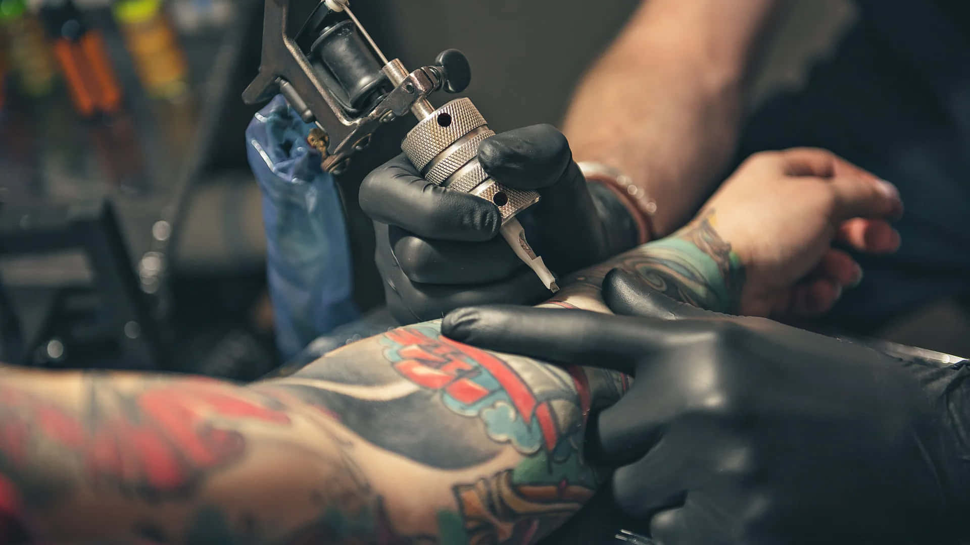 Hombrehaciéndose Un Tatuaje Permanente En El Brazo. Fondo de pantalla