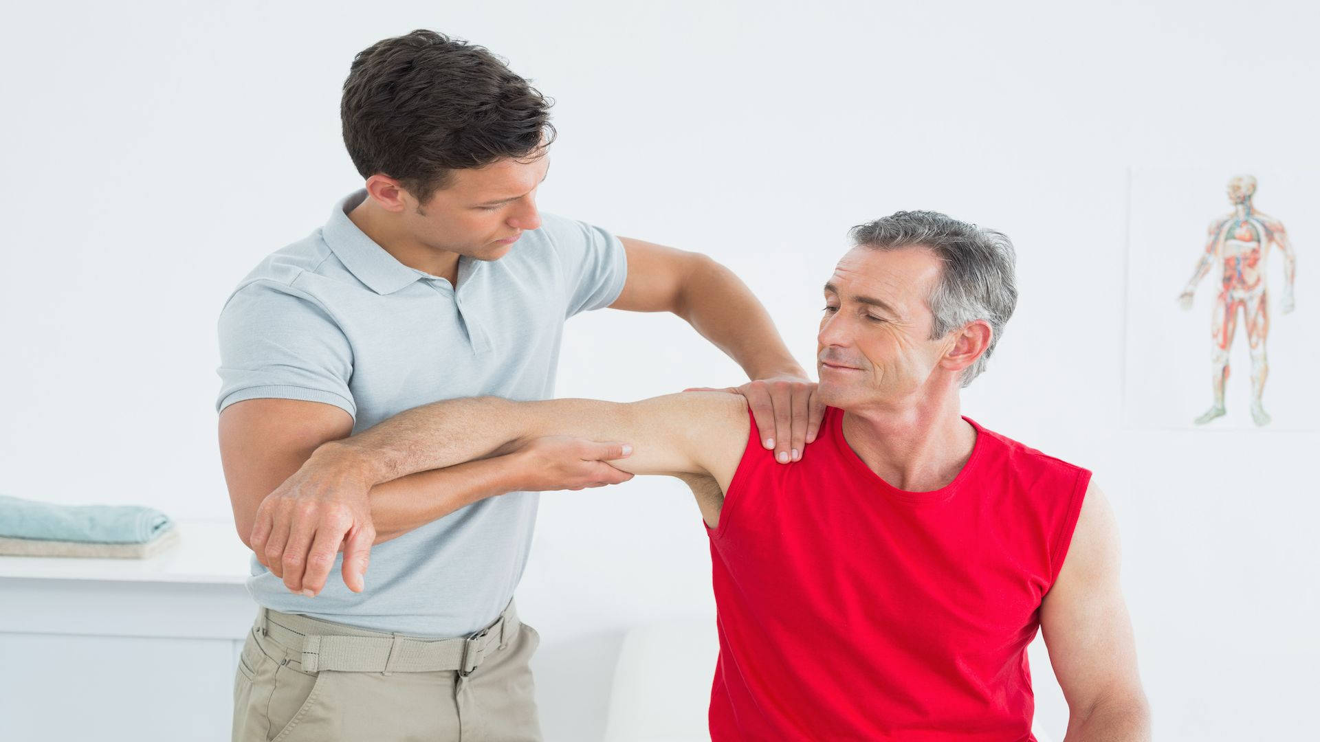 Mand giver massagebehandling til patient Wallpaper