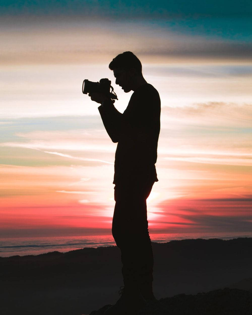 En mand holder en kamera silhuet profil Wallpaper