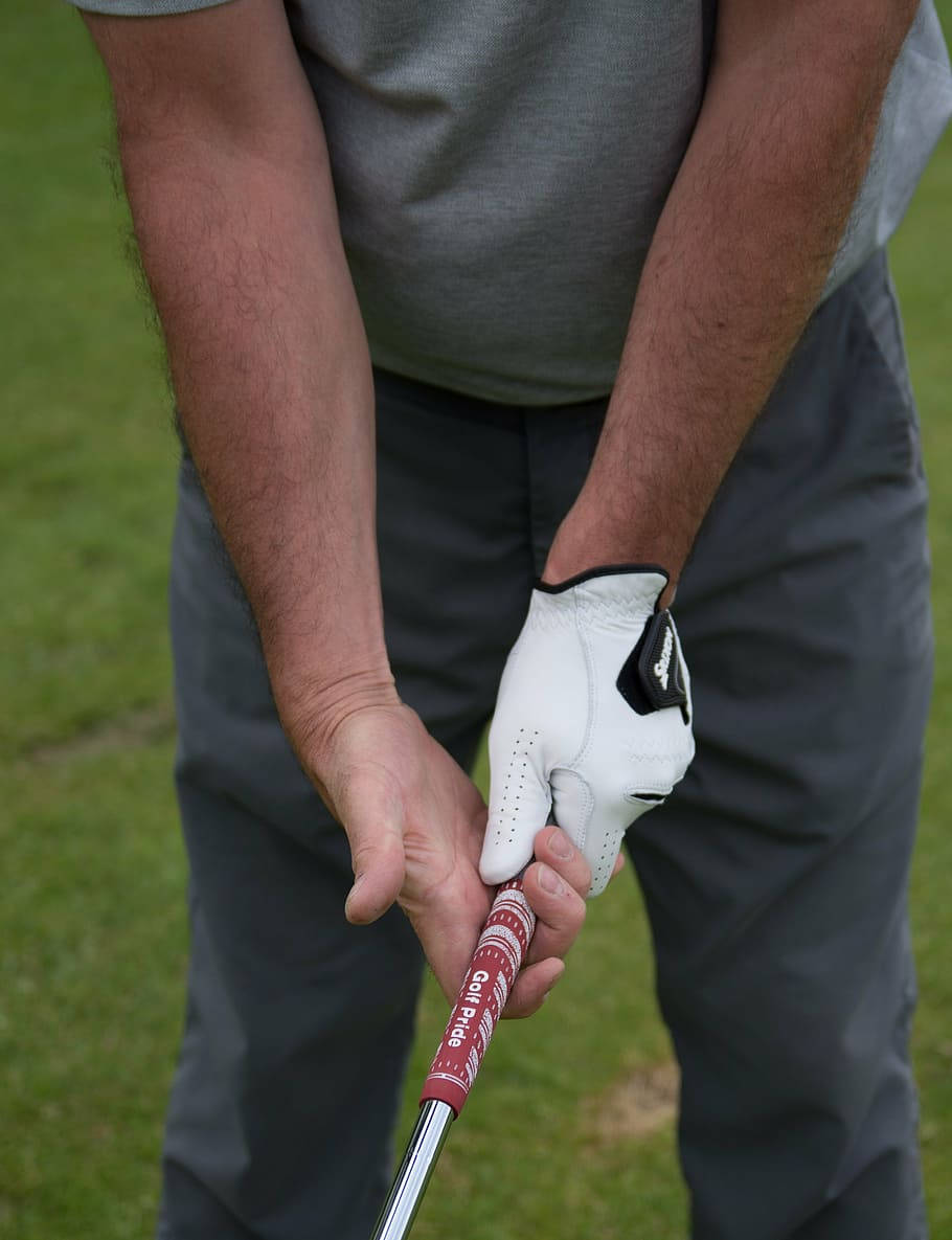 Mannhält Ein Golf-handy In Der Hand. Wallpaper