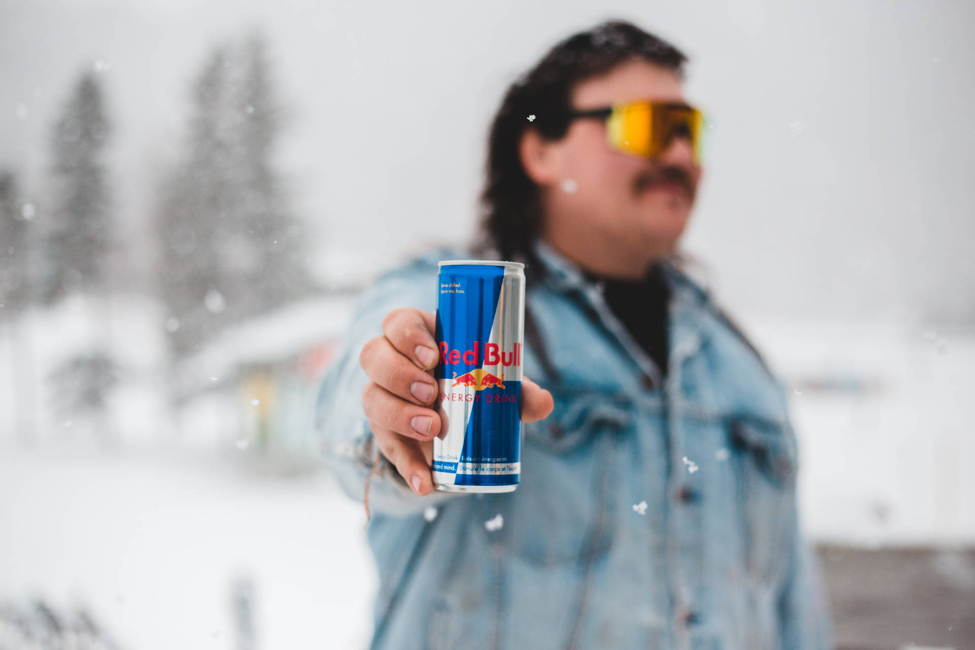 Uomo Che Tiene Red Bull In Inverno Sfondo