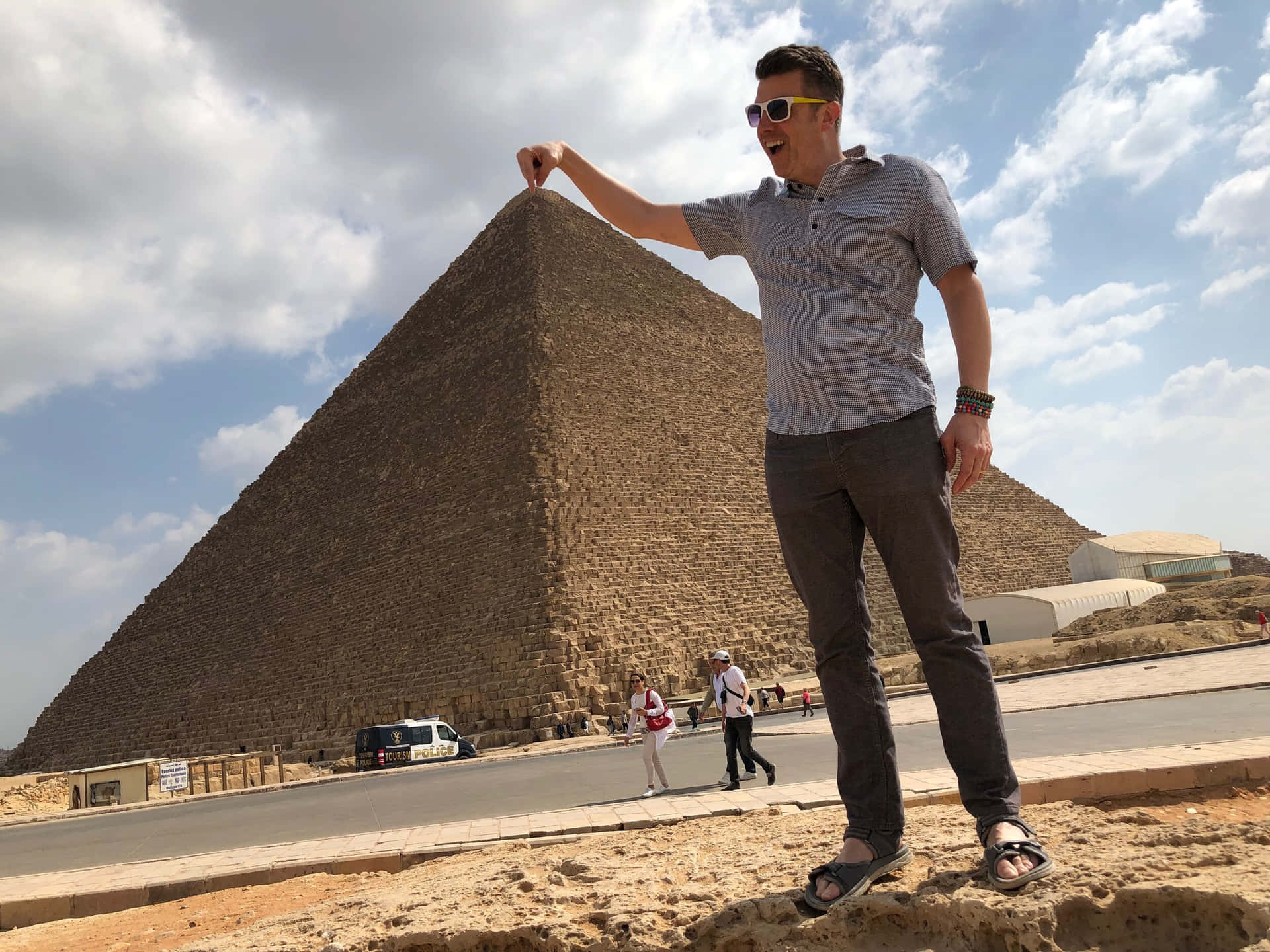 Hombresosteniendo La Punta De Las Pirámides De Giza Fondo de pantalla
