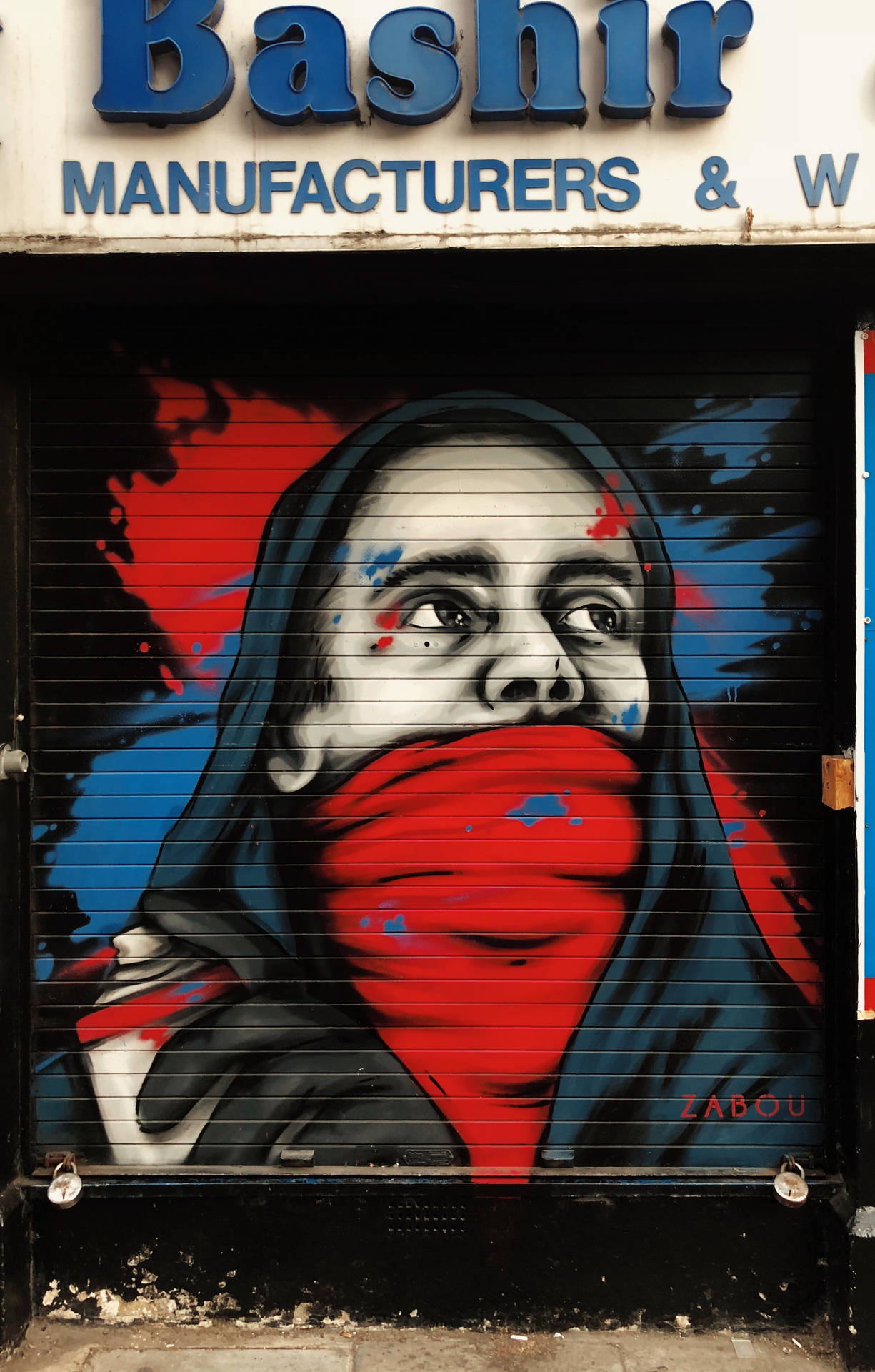 Mannmit Kapuzenpullover, Maske Und Street Art Wallpaper