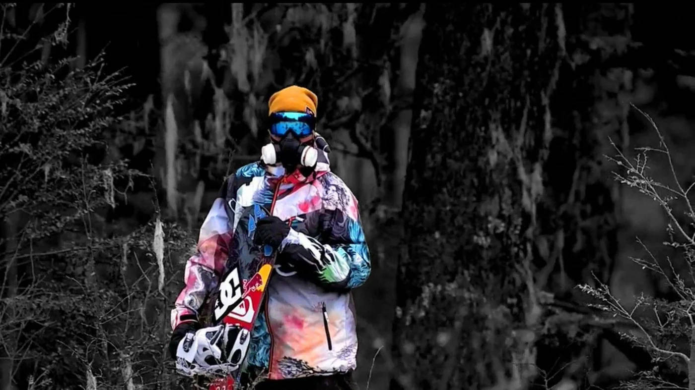 Mannin Mehrfarbigem Outfit Mit Snowboard Wallpaper