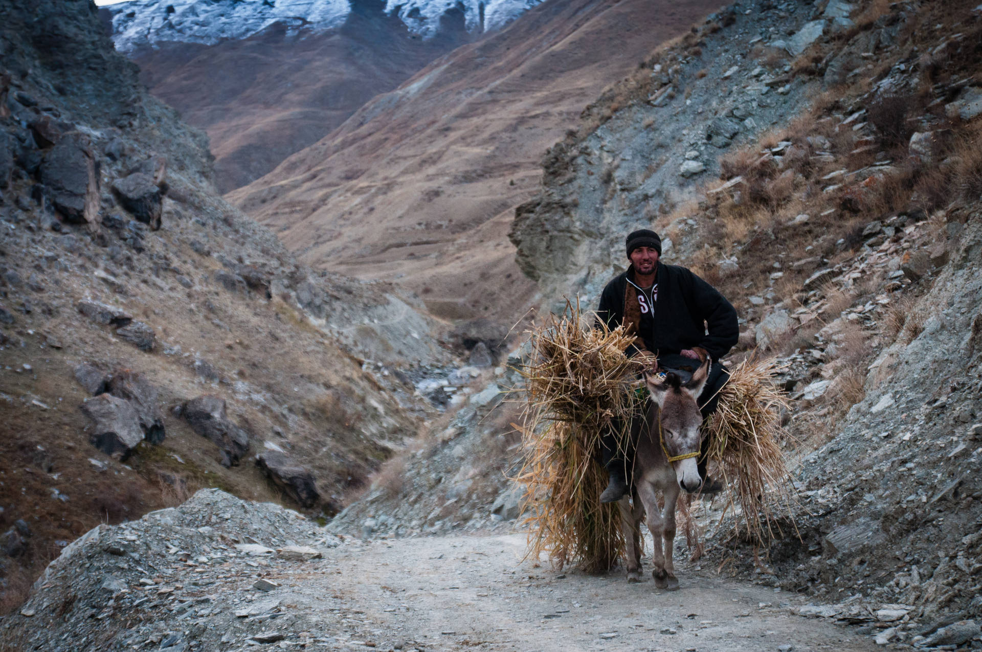 Hombreen La Montaña De Tajikistán. Fondo de pantalla