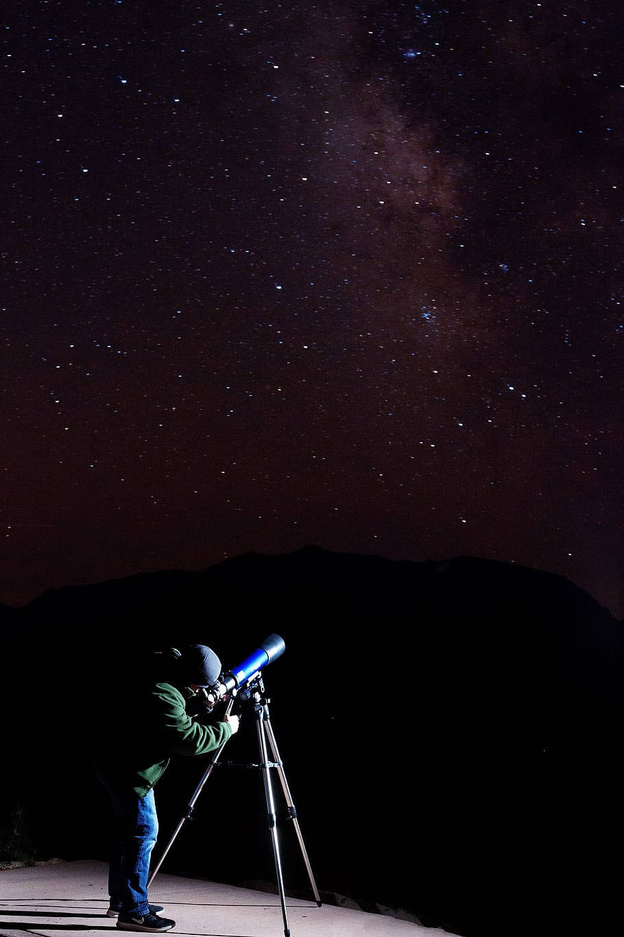 Hombremirando A Través De Un Telescopio. Fondo de pantalla