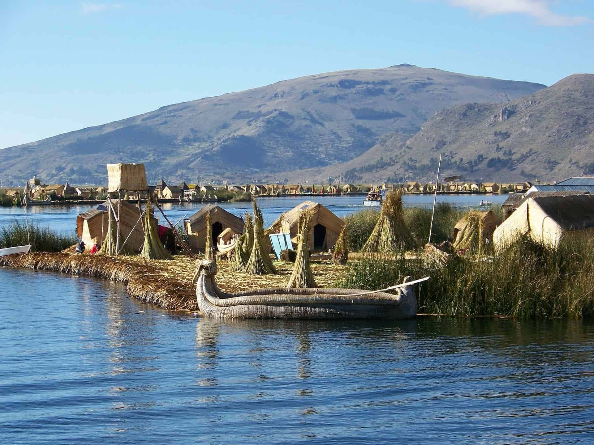 "Spectacular view of man-made islands in Lake Titicaca" Wallpaper