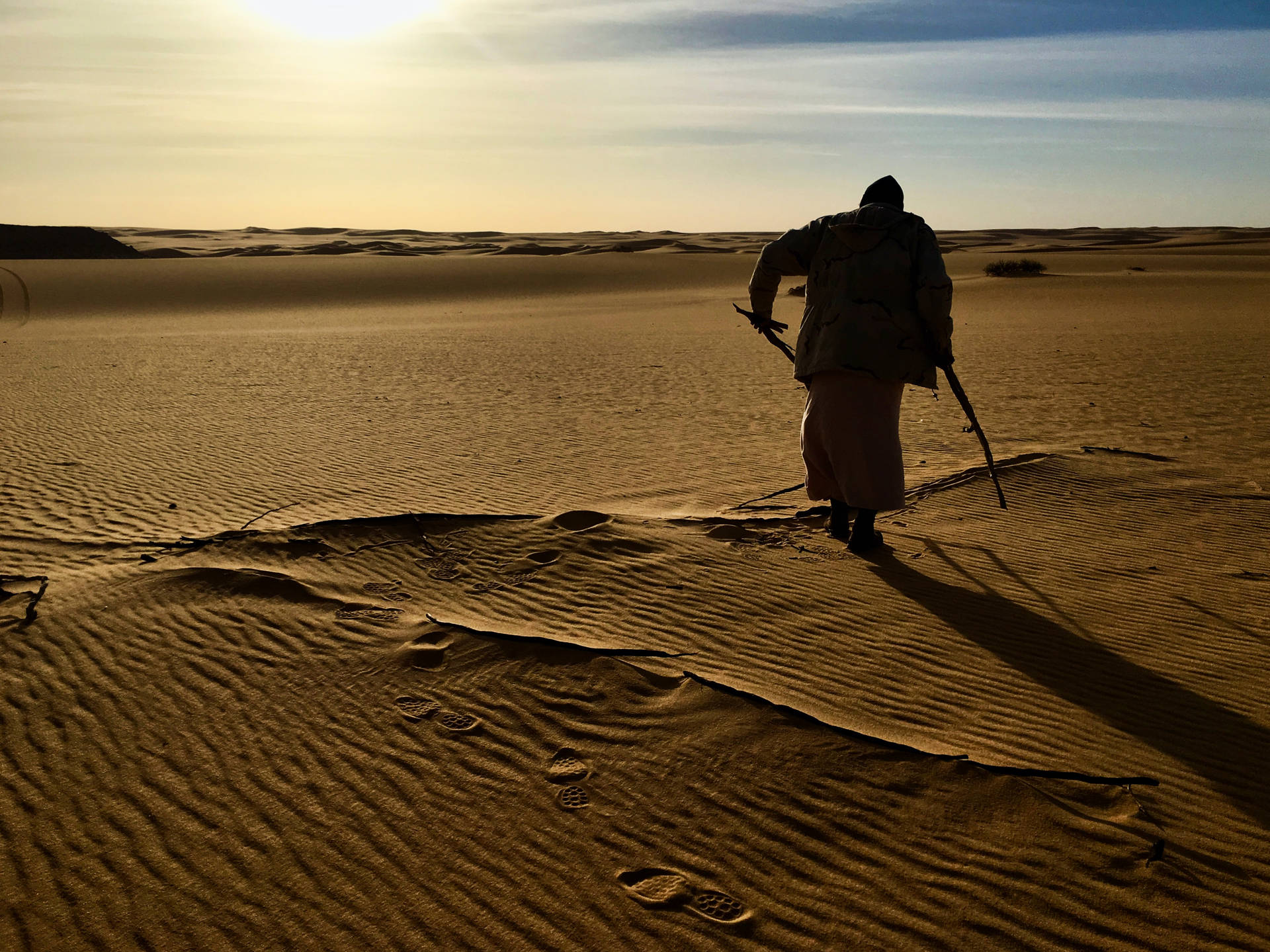 Uomo In Un Deserto Libia Sfondo