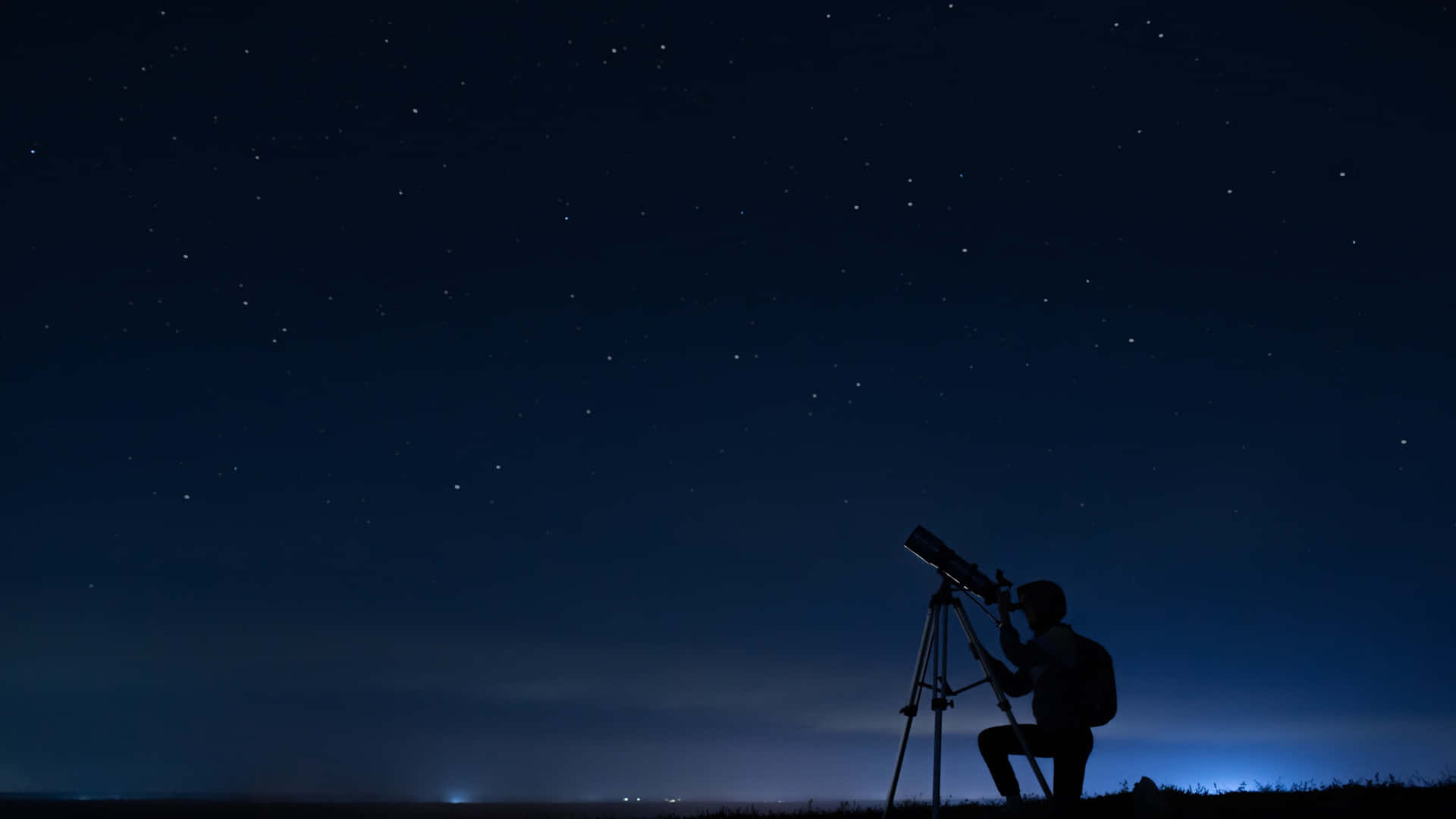 Hombreen Silueta Con Telescopio Astronómico Nocturno. Fondo de pantalla