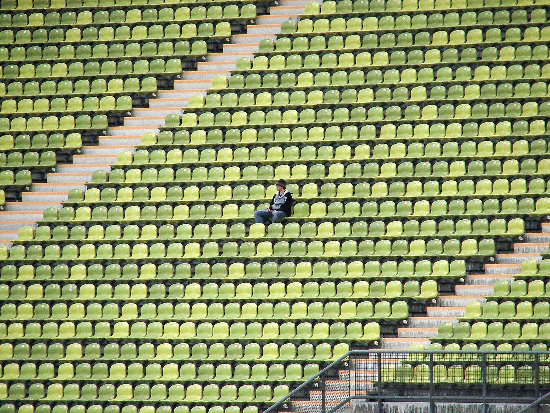 Man Alleen Zittend Op Stadionstoel Achtergrond