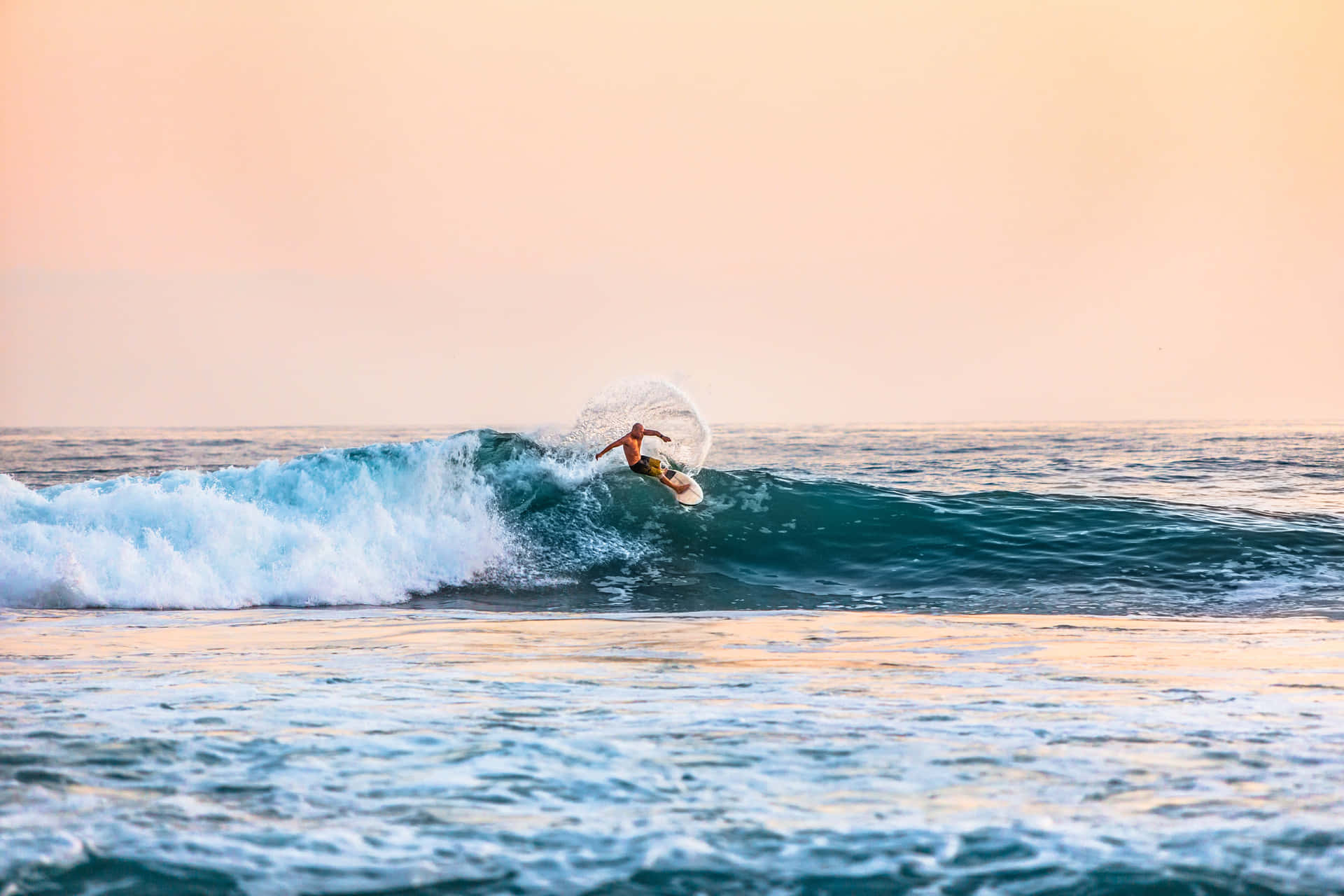 Hombresobre Tabla De Surf En Una Ola Del Océano. Fondo de pantalla