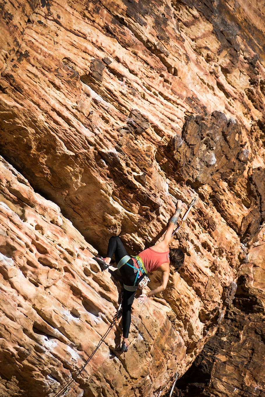 Man Toughly Rock Climbing Wallpaper