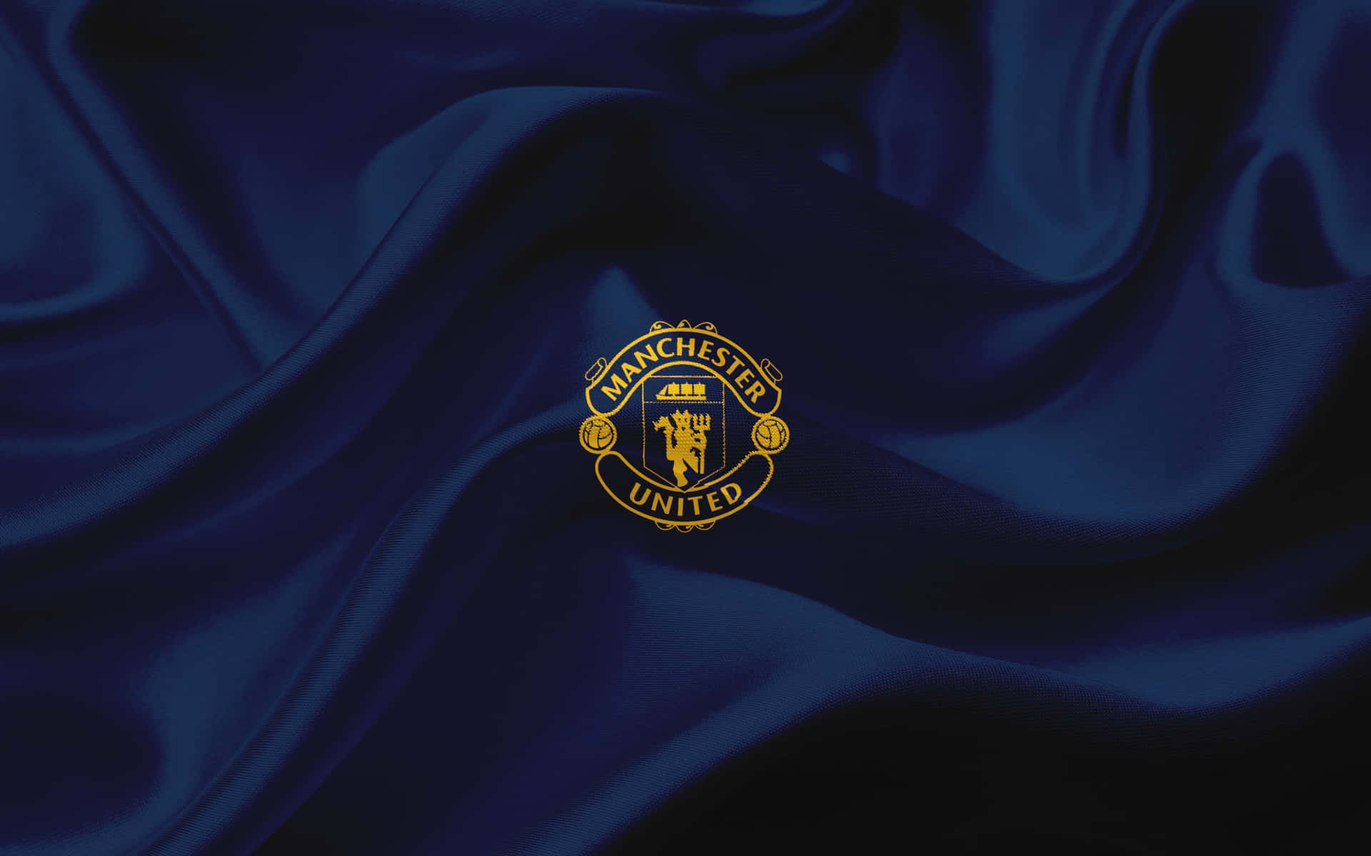 Манчестер Юнайтед на синем фоне