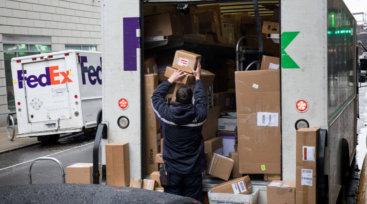 Man Unloading Packages Fedex Tracking Wallpaper