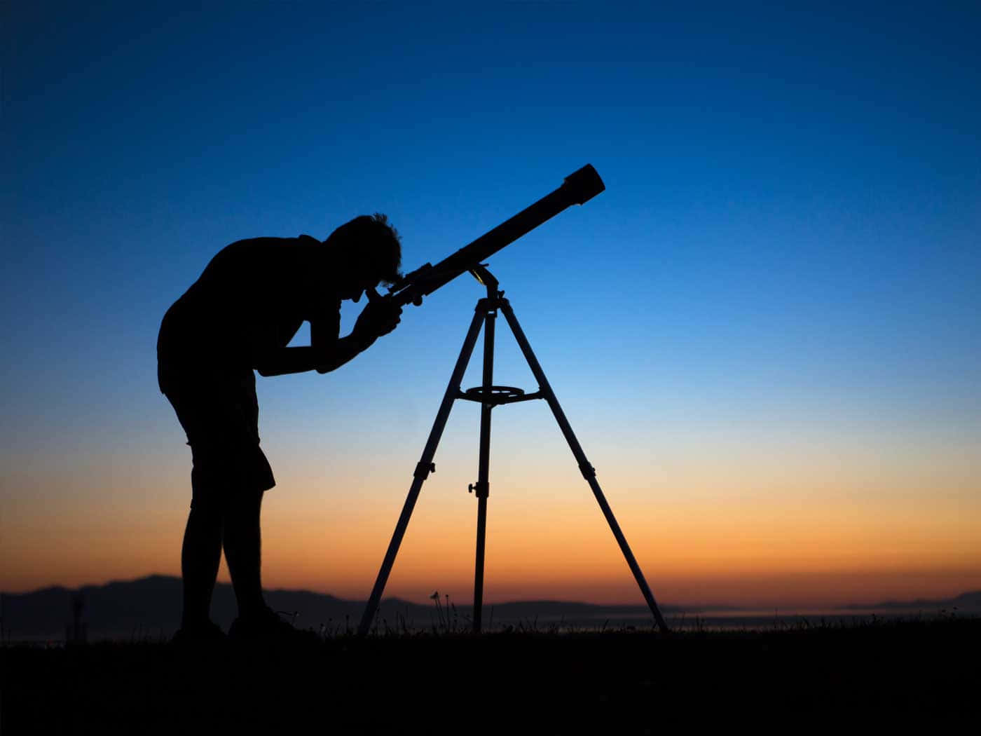 Mannmit Astronomieteleskop Silhouette Wallpaper