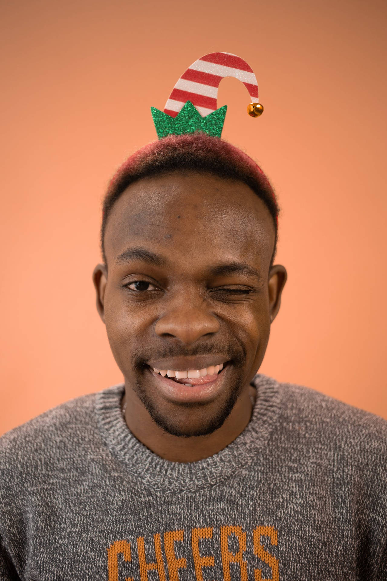 Uomo Che Indossa Cappello Da Elfo Natale Divertente Sfondo