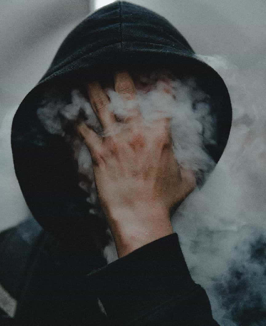Ideiasde Pfp Do Tiktok Para Homem Com Fumaças Como Papel De Parede Do Computador Ou Celular. Papel de Parede