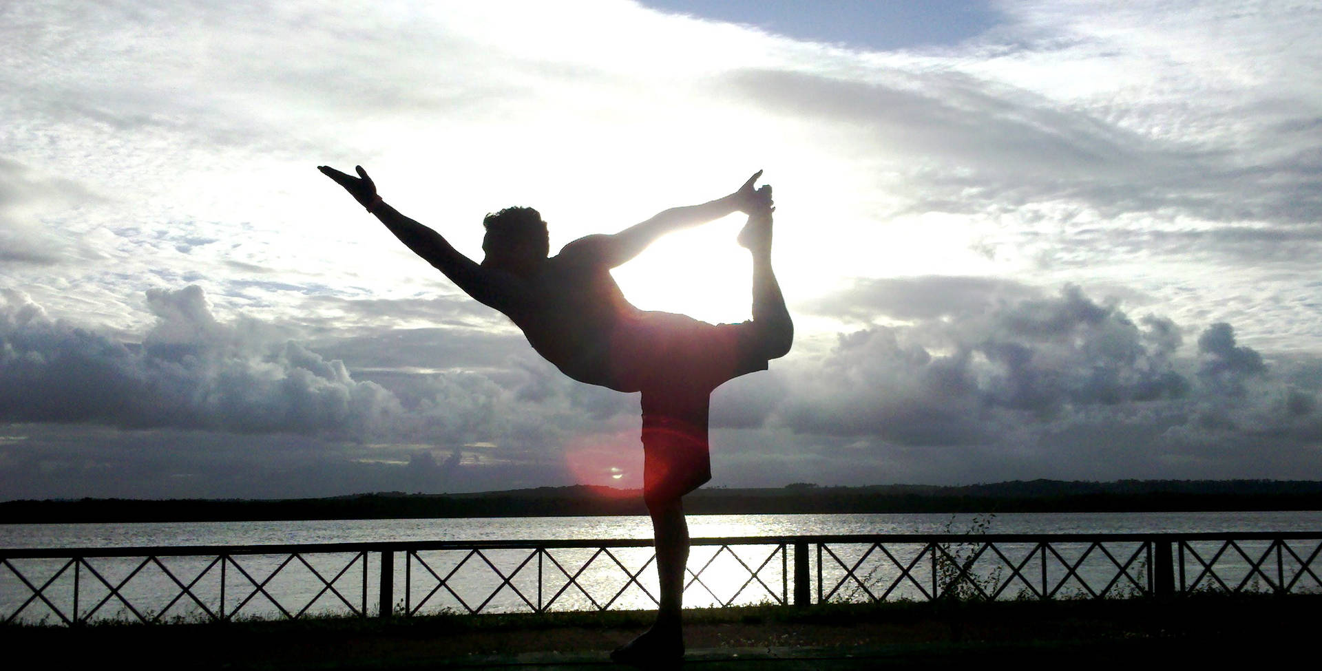 Mannin Yoga-pose Gegen Das Sonnenlicht Wallpaper