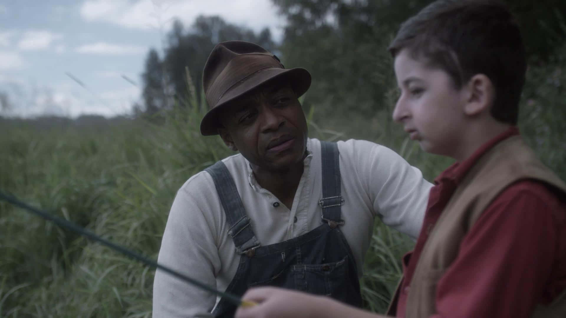 Man En Jongentje In Veld Discussie De Man In Het Hoge Kasteel Achtergrond