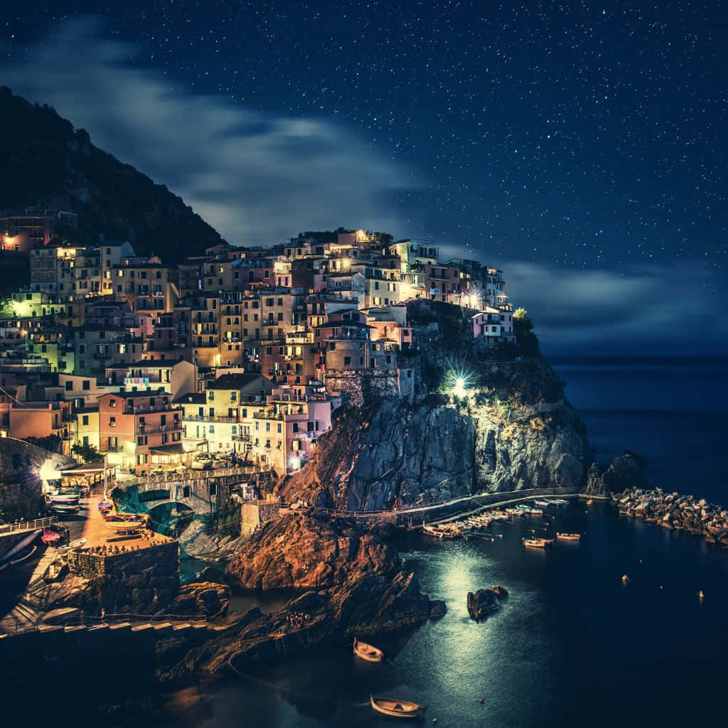 Manarola,pueblo De Cinque Terre Con Casas En Los Acantilados. Fondo de pantalla