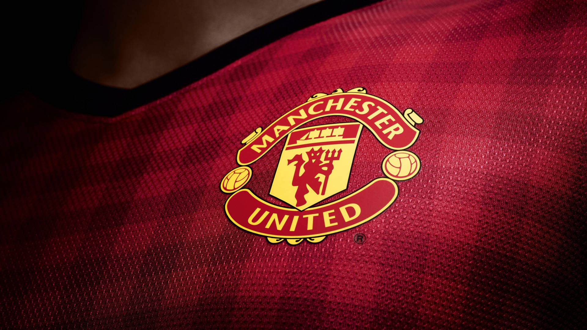 Manchester United-logo På Rød Trøje Wallpaper