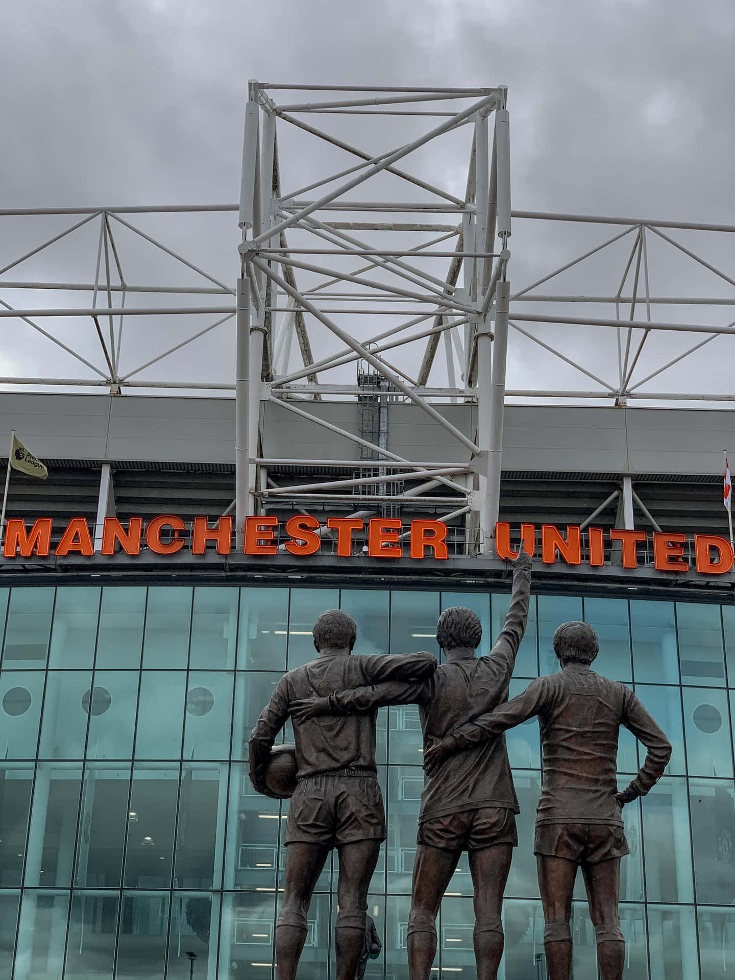 Manchester United Stadiumwith Statue Wallpaper