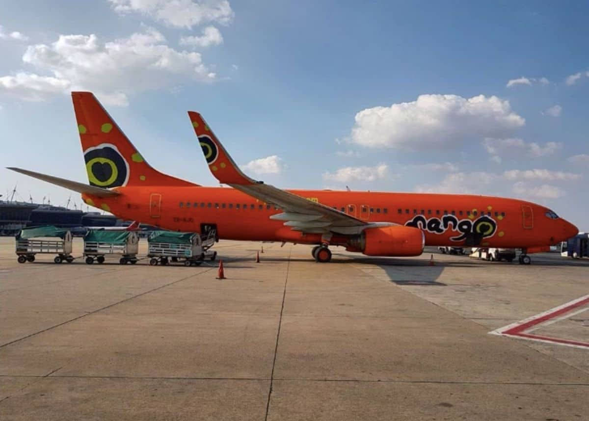 Mango Airlines Fly med Baggage Vogne i Baggrunden Wallpaper