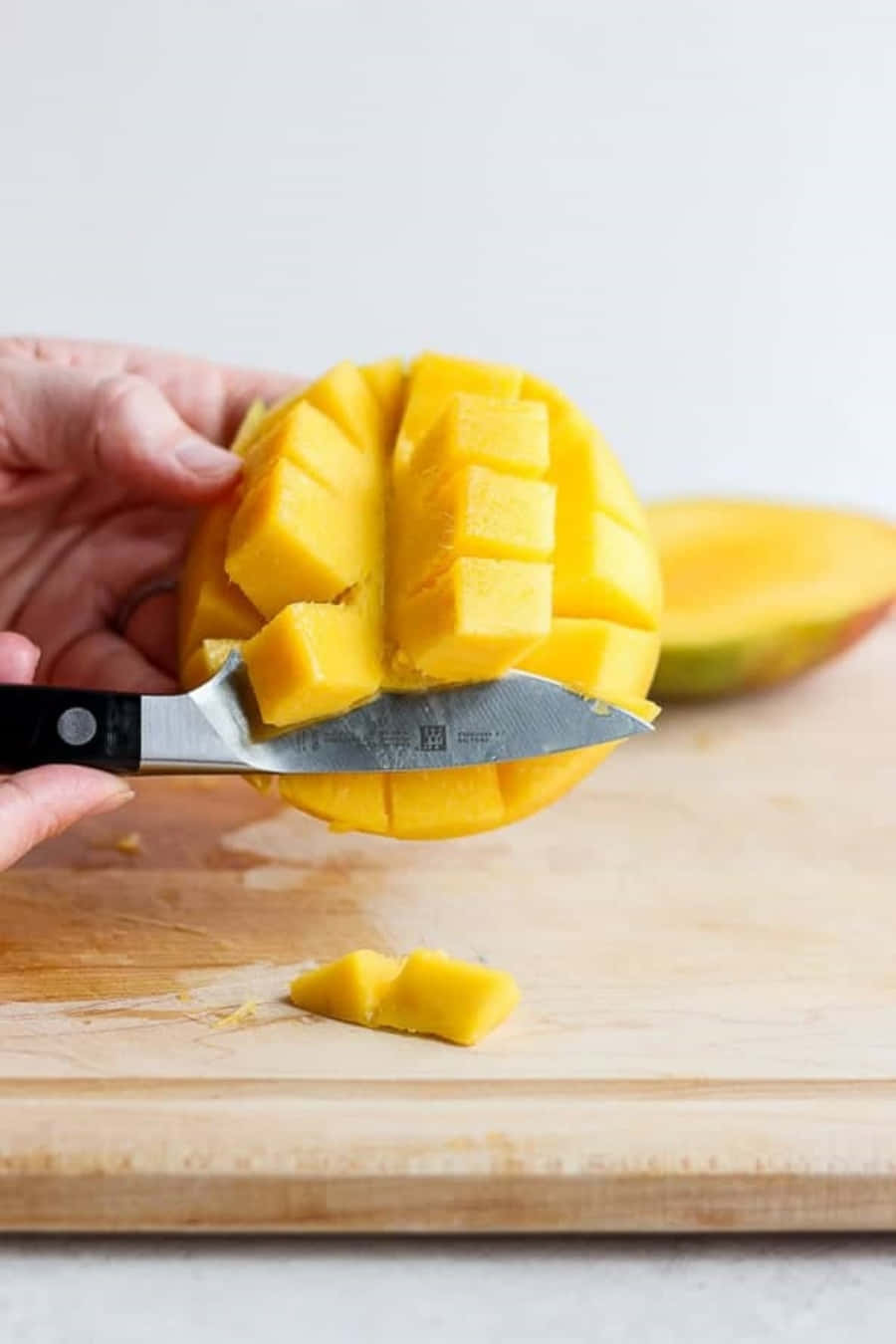 Njutav En Saftig, Läcker Mango Som En Uppfriskande Snack!