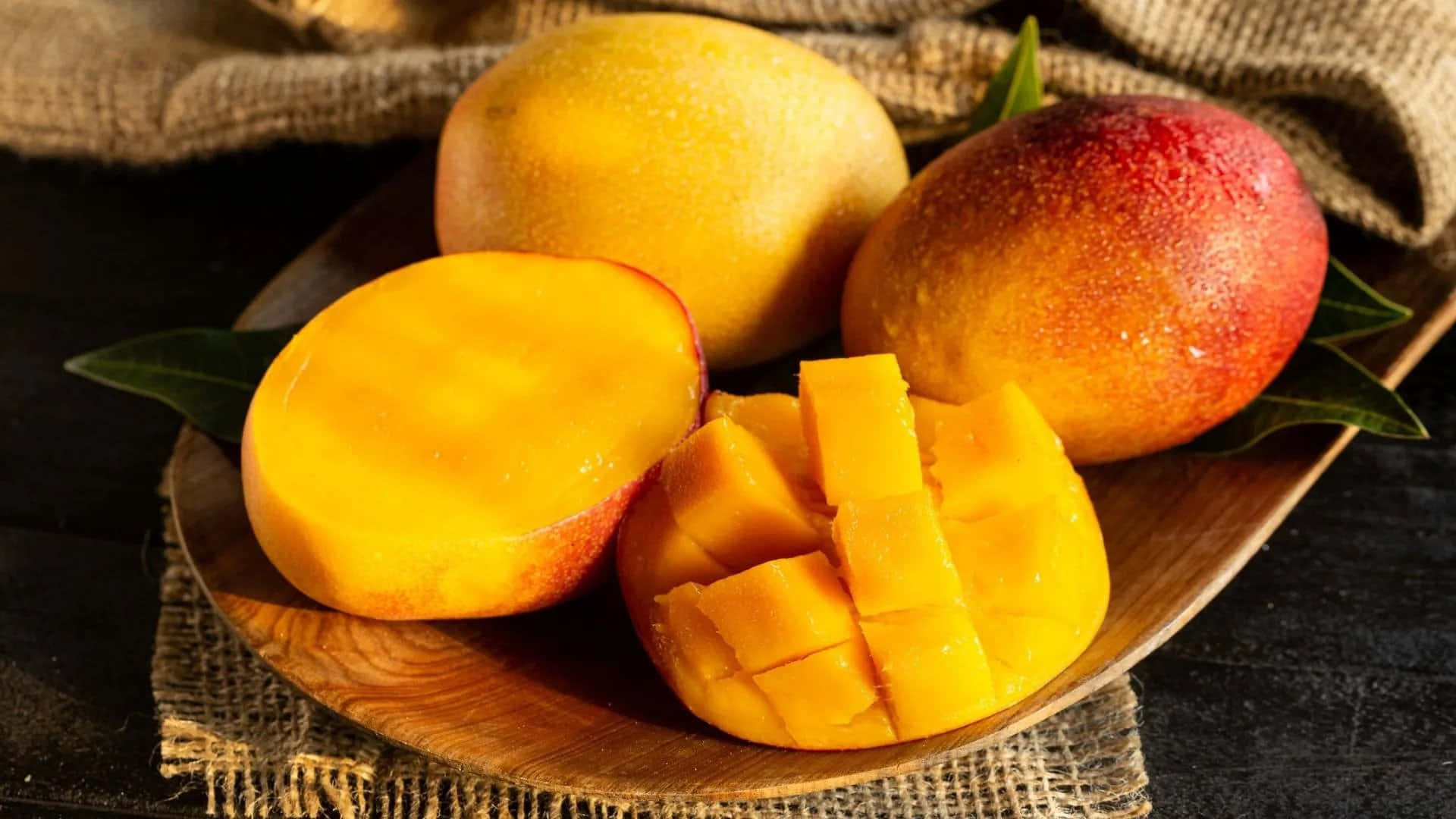 Disfrutandode Un Mango Dulce Y Maduro