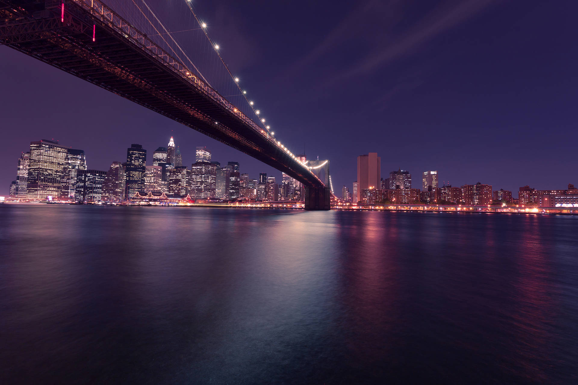 Vistanocturna Del Puente De Manhattan En La Ciudad De Nueva York. Fondo de pantalla
