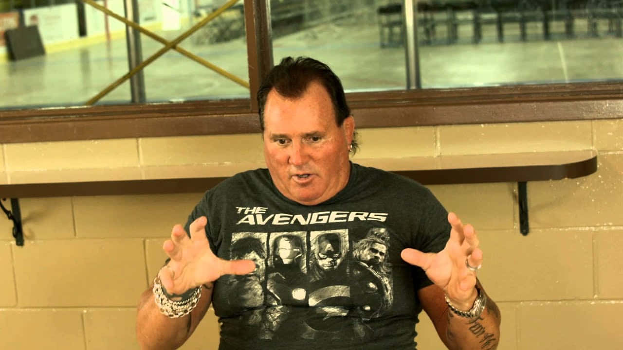 Manin Avengers Shirt Gesturing Wallpaper