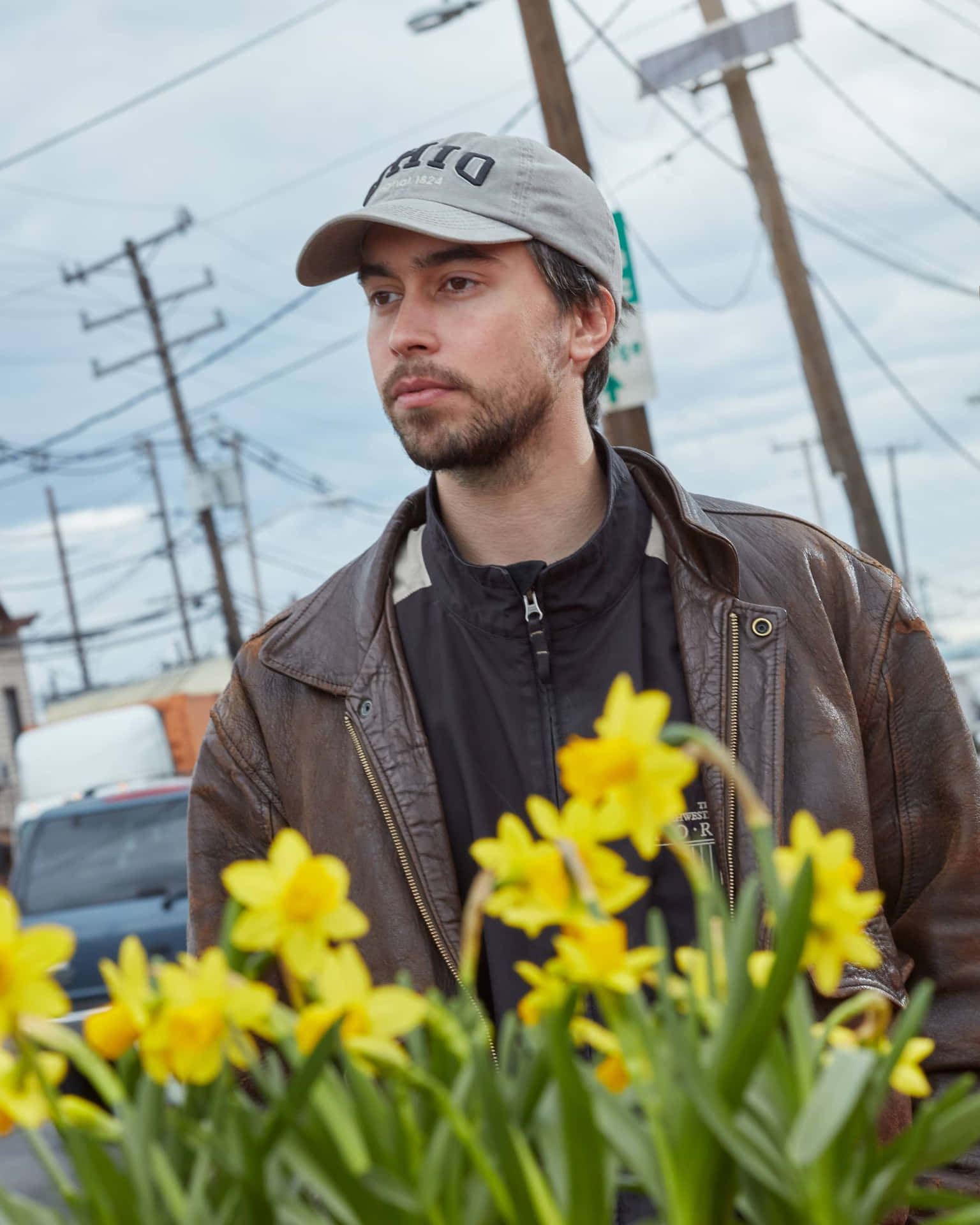 Homme En Veste En Cuir Avec Des Jonquilles Fond d'écran