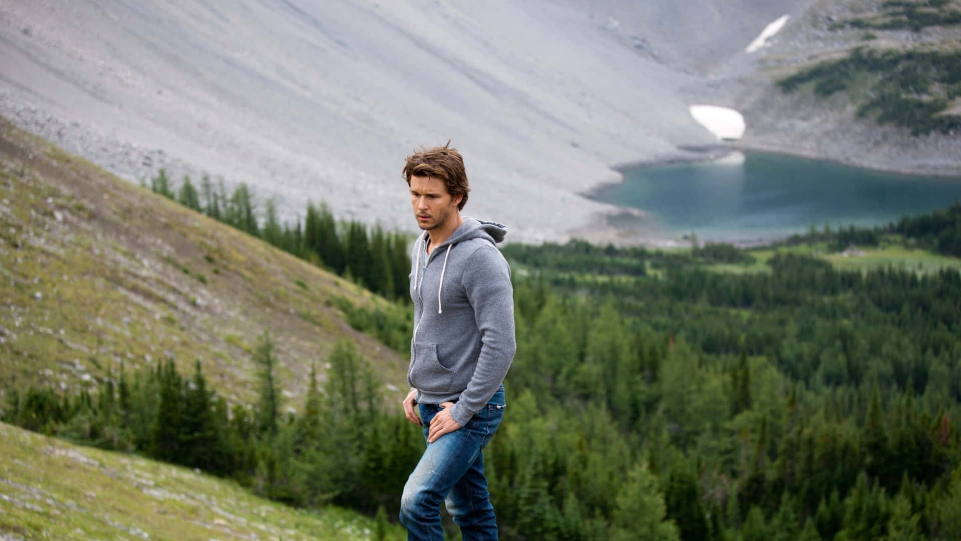 Man In Bergachtig Landschap Achtergrond