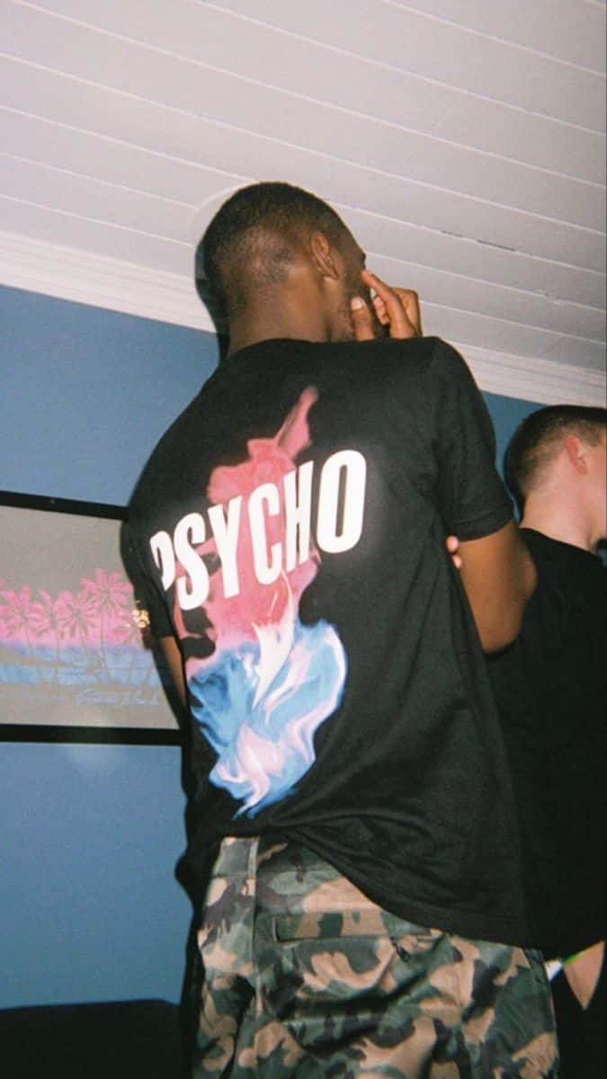 Man In Psycho Shirt Op Feest Achtergrond