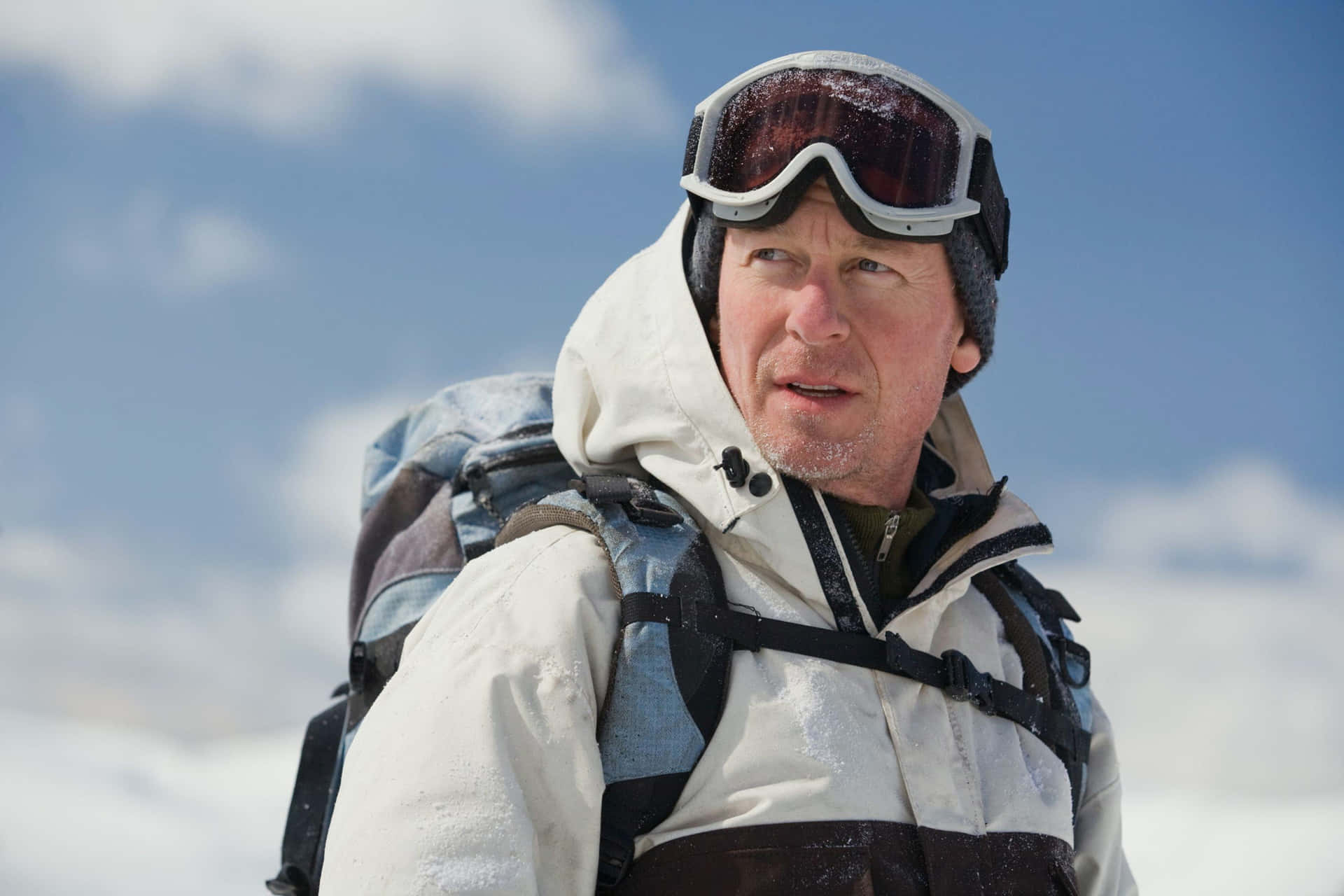 Homme Avec Des Lunettes De Neige En Plein Air Fond d'écran